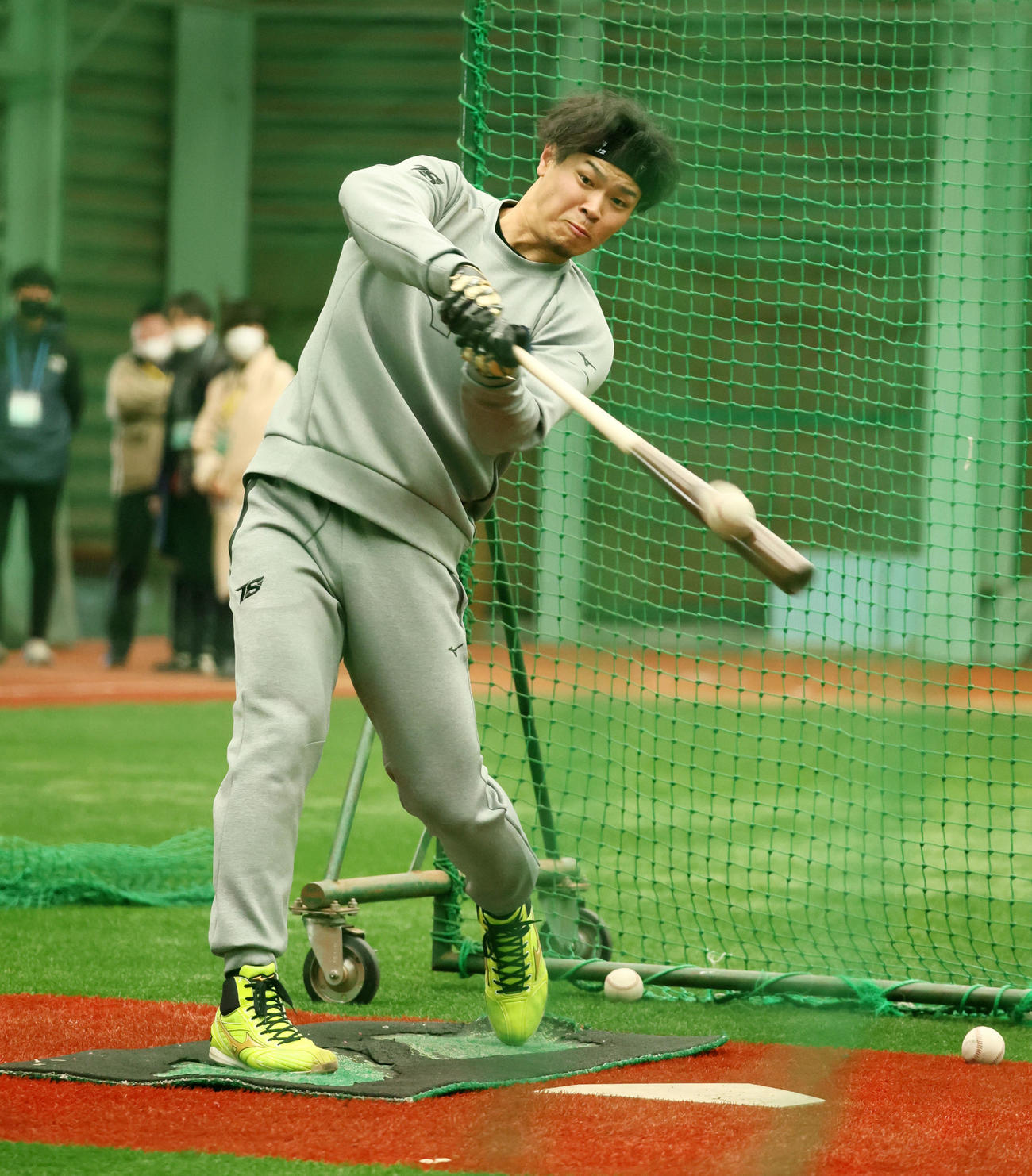 自主トレを公開し打撃練習する佐藤輝（撮影・加藤哉）