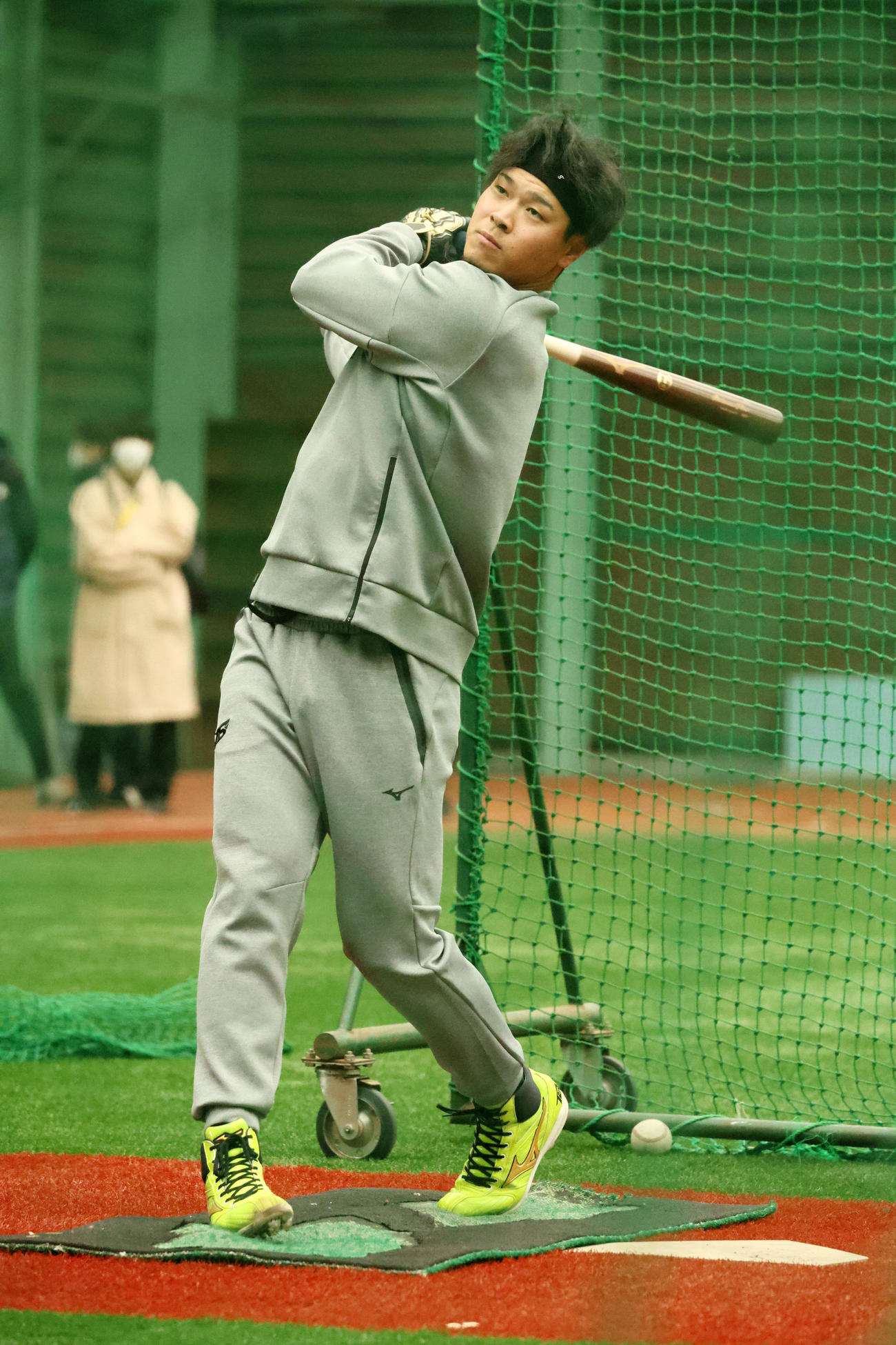 自主トレを公開し打撃練習する佐藤輝（撮影・加藤哉）