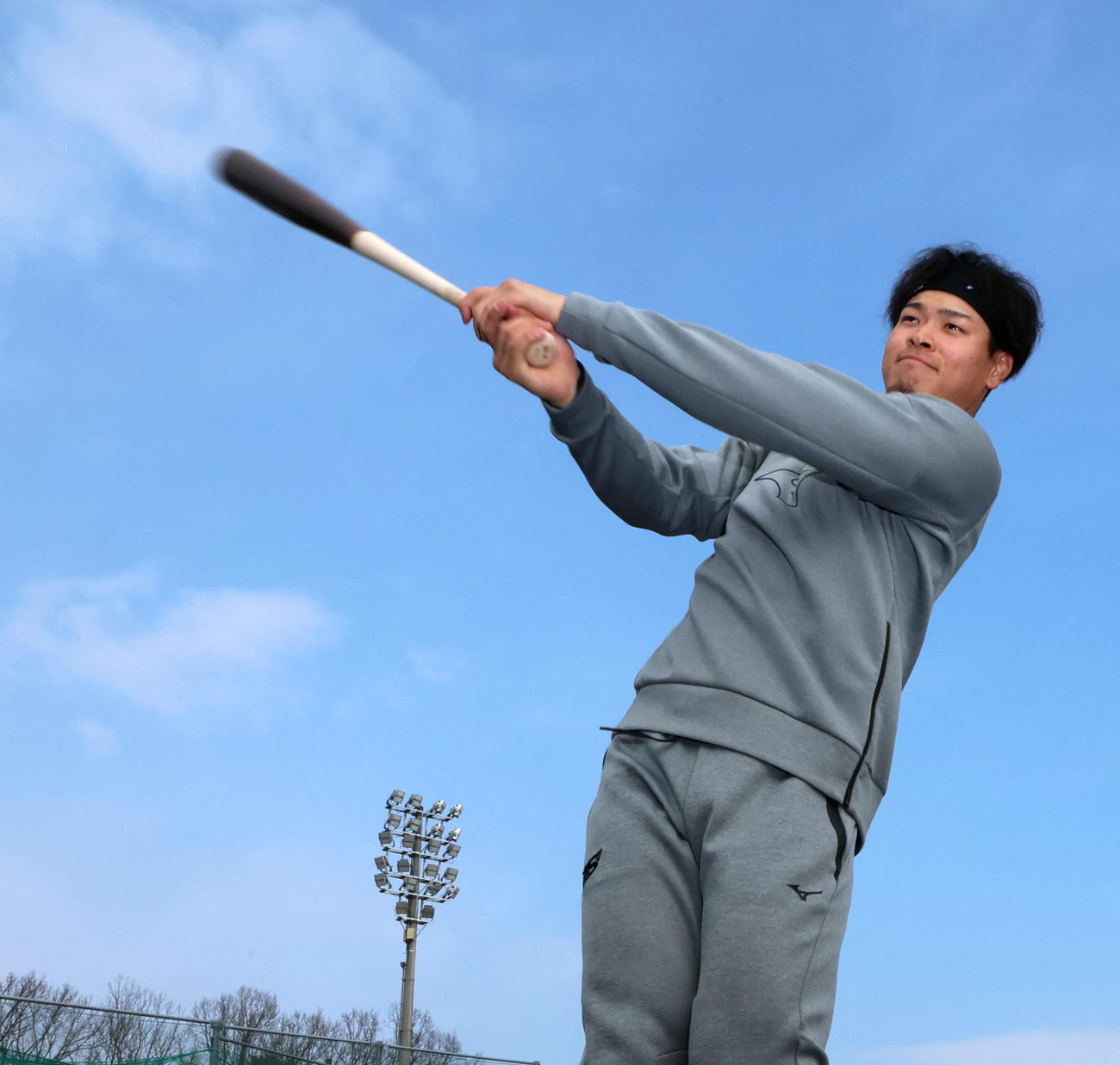 母校の近大で自主トレを公開した佐藤輝（撮影・加藤哉）