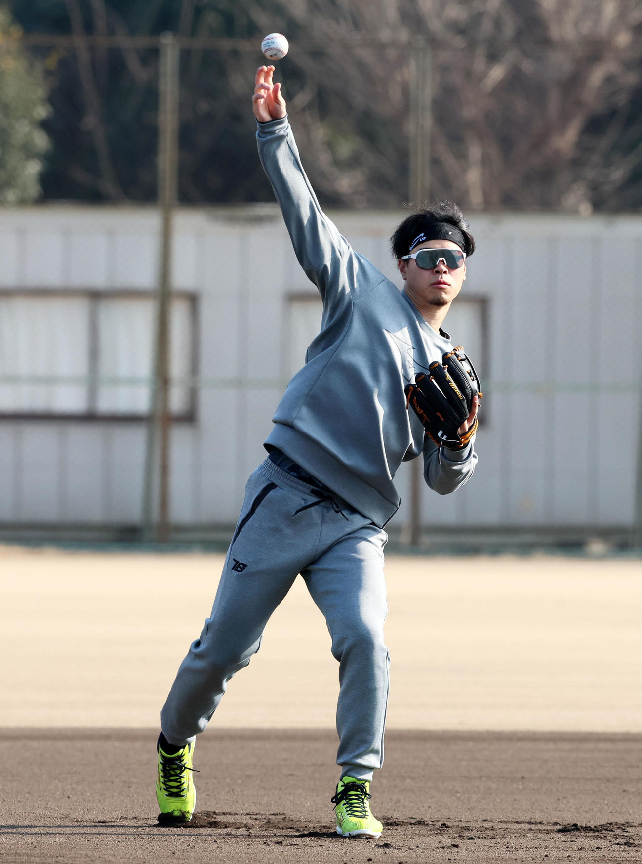 自主トレを公開しキャッチボールする佐藤輝（撮影・加藤哉）