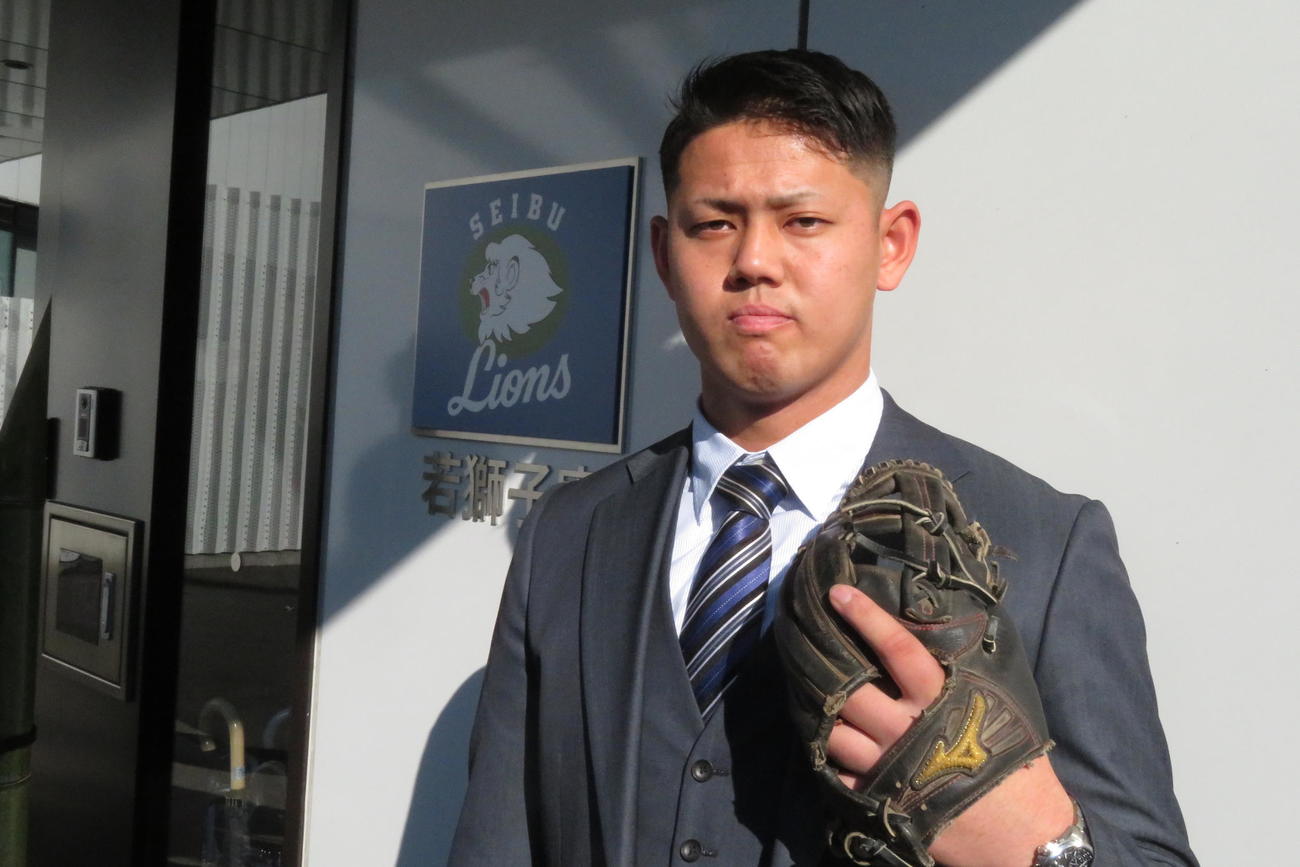 西武育成ドラフト1位野村が入寮（撮影・金子真仁）