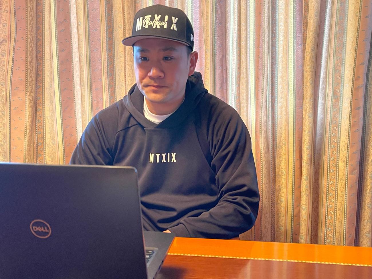 契約更改を終えてオンラインで取材対応する楽天田中将（楽天野球団提供）
