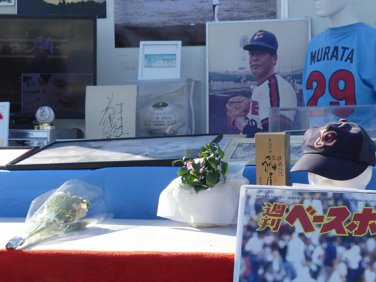 スタジアムに設置された村田兆治さんの思い出の品々。献花も行われた（撮影・中山知子）