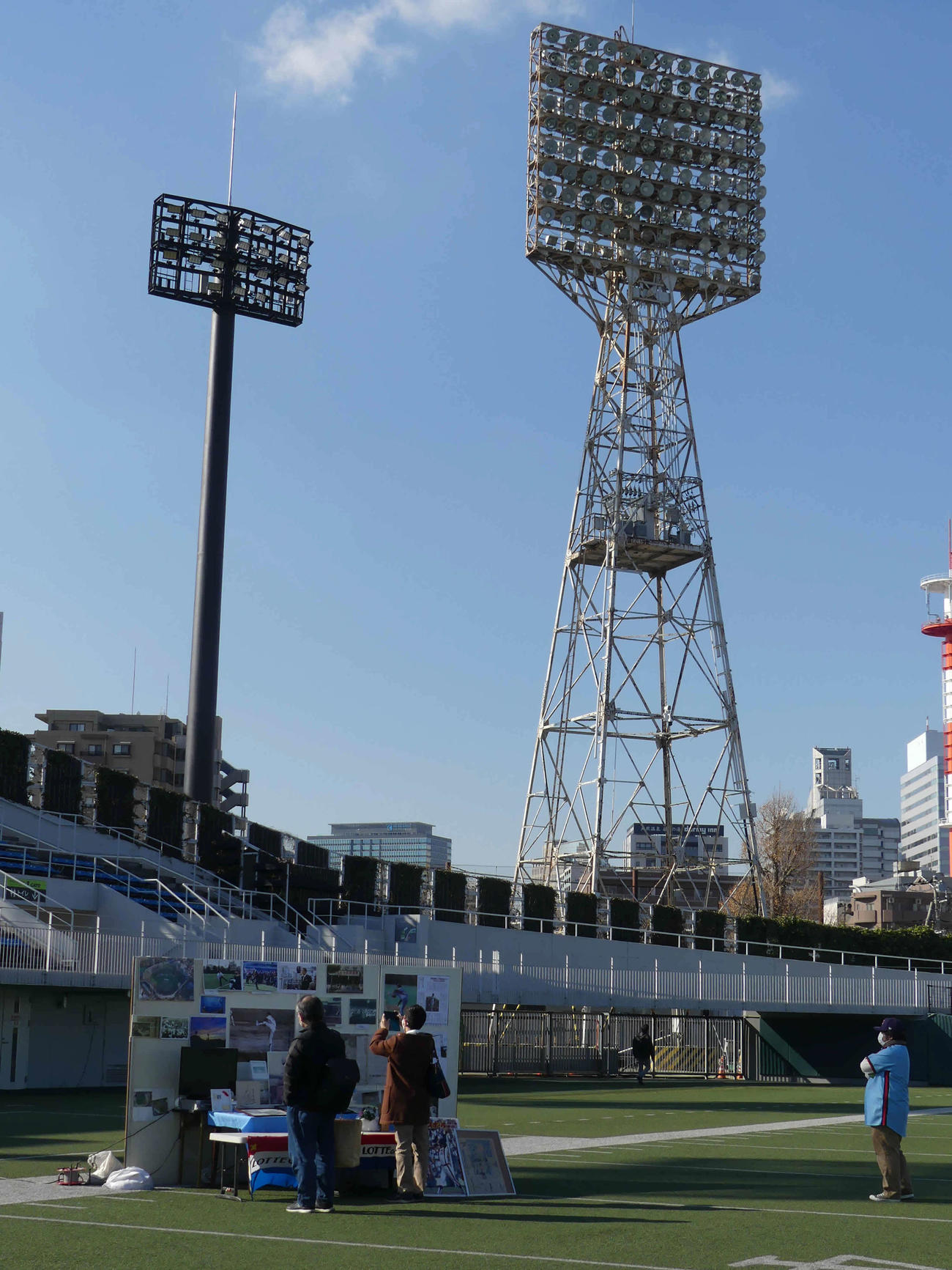 1月10日で撤去される旧川崎球場の照明塔（右）（撮影・中山知子）
