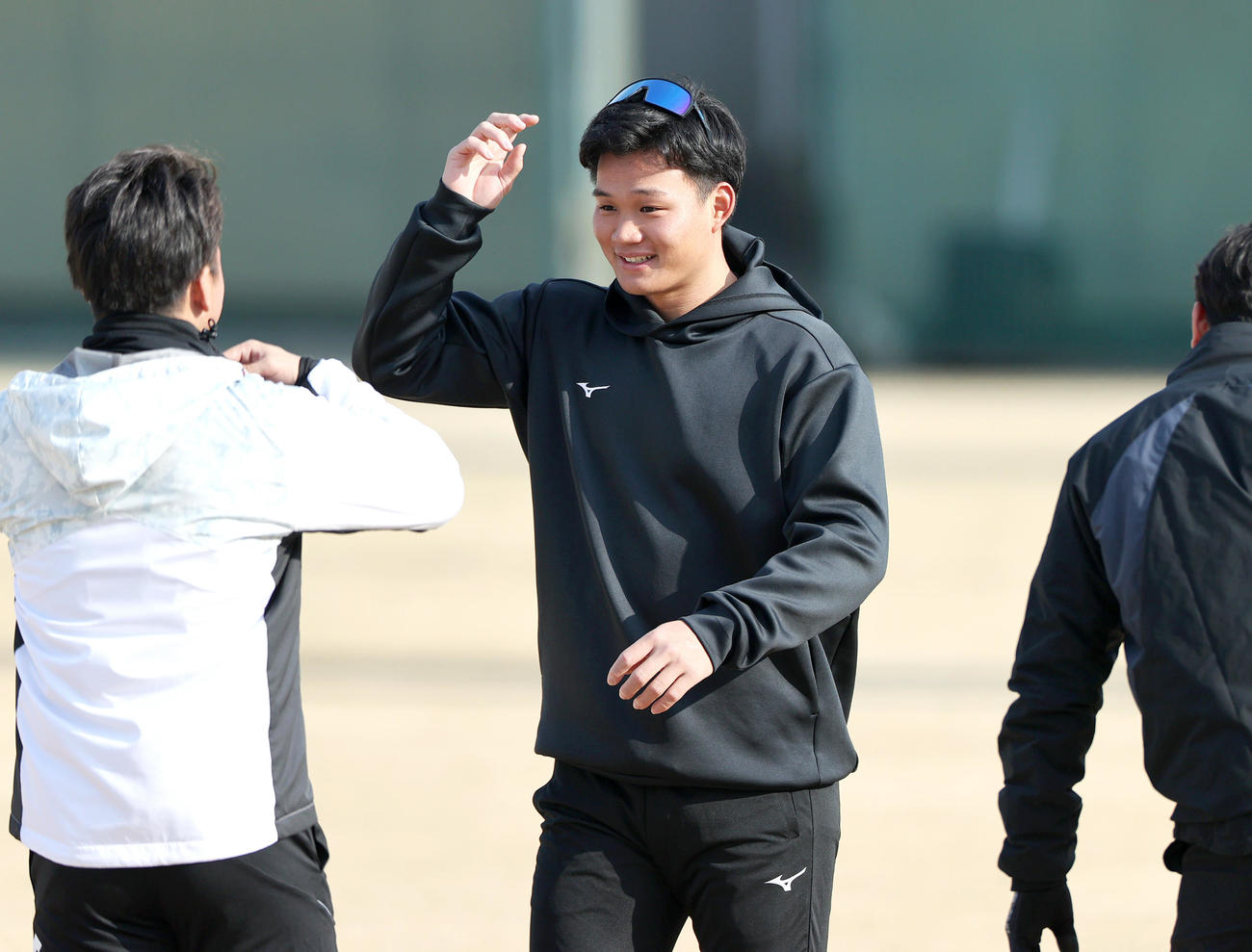 鳴尾浜球場で村上（左）らにあいさつする阪神ドラフト1位森下（撮影・上山淳一）