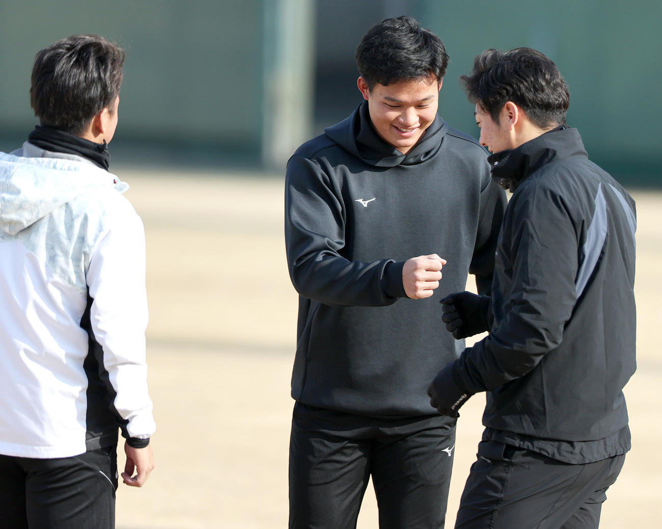 鳴尾浜球場で豊田（右）、村上（左）にあいさつする森下（撮影・上山淳一）