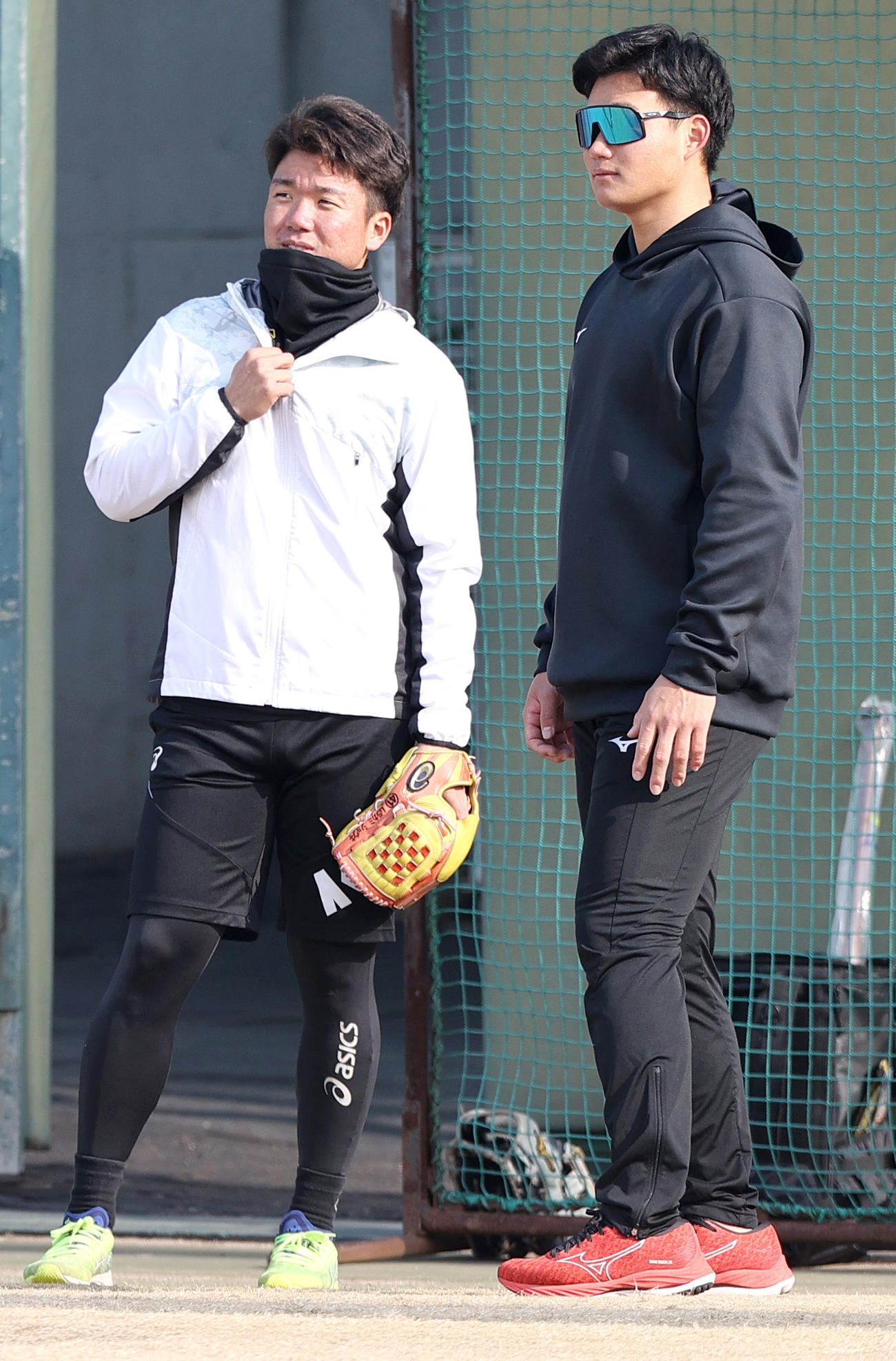 鳴尾浜球場で村上（左）と話すドラフト1位森下（撮影・上山淳一）