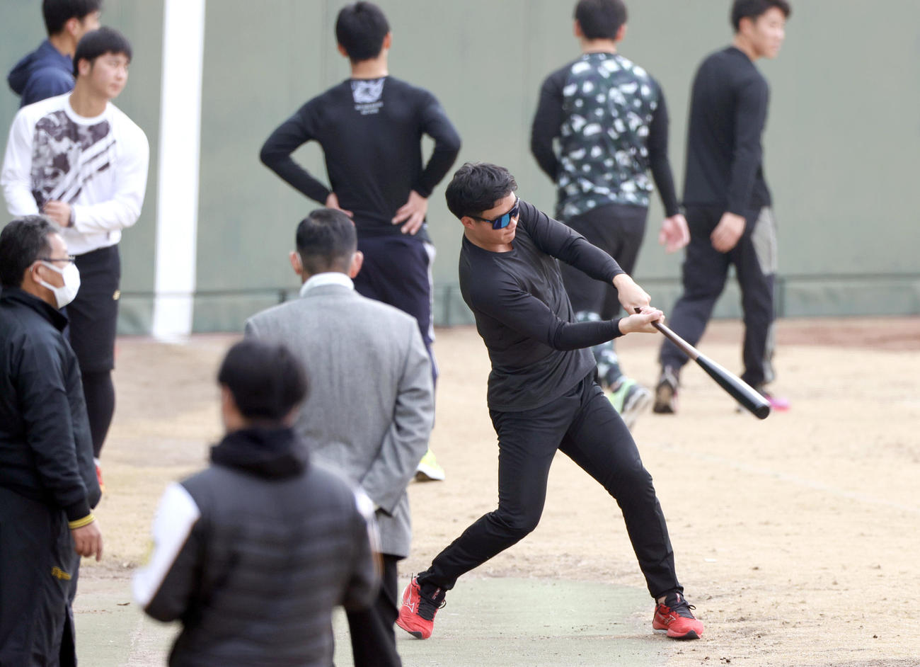 バットを振る阪神ドラフト1位森下（撮影・上山淳一）