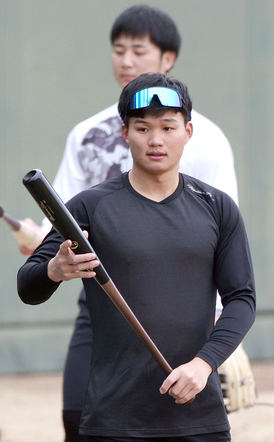 鳴尾浜球場で体を動かす阪神ドラフト1位森下、奥はドラフト3位井坪（撮影・上山淳一）
