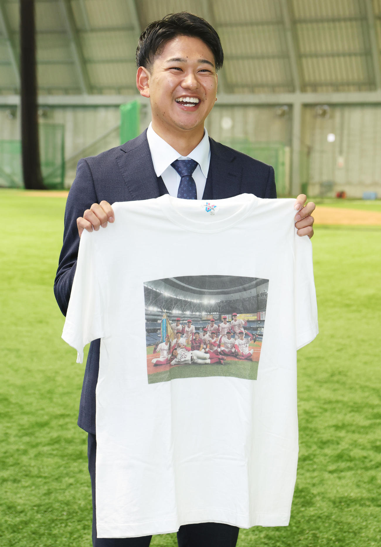 DeNAドラフト2位の吉野は、入寮時にトヨタ自動車の仲間から贈られたTシャツを持ち入寮（撮影・野上伸悟）