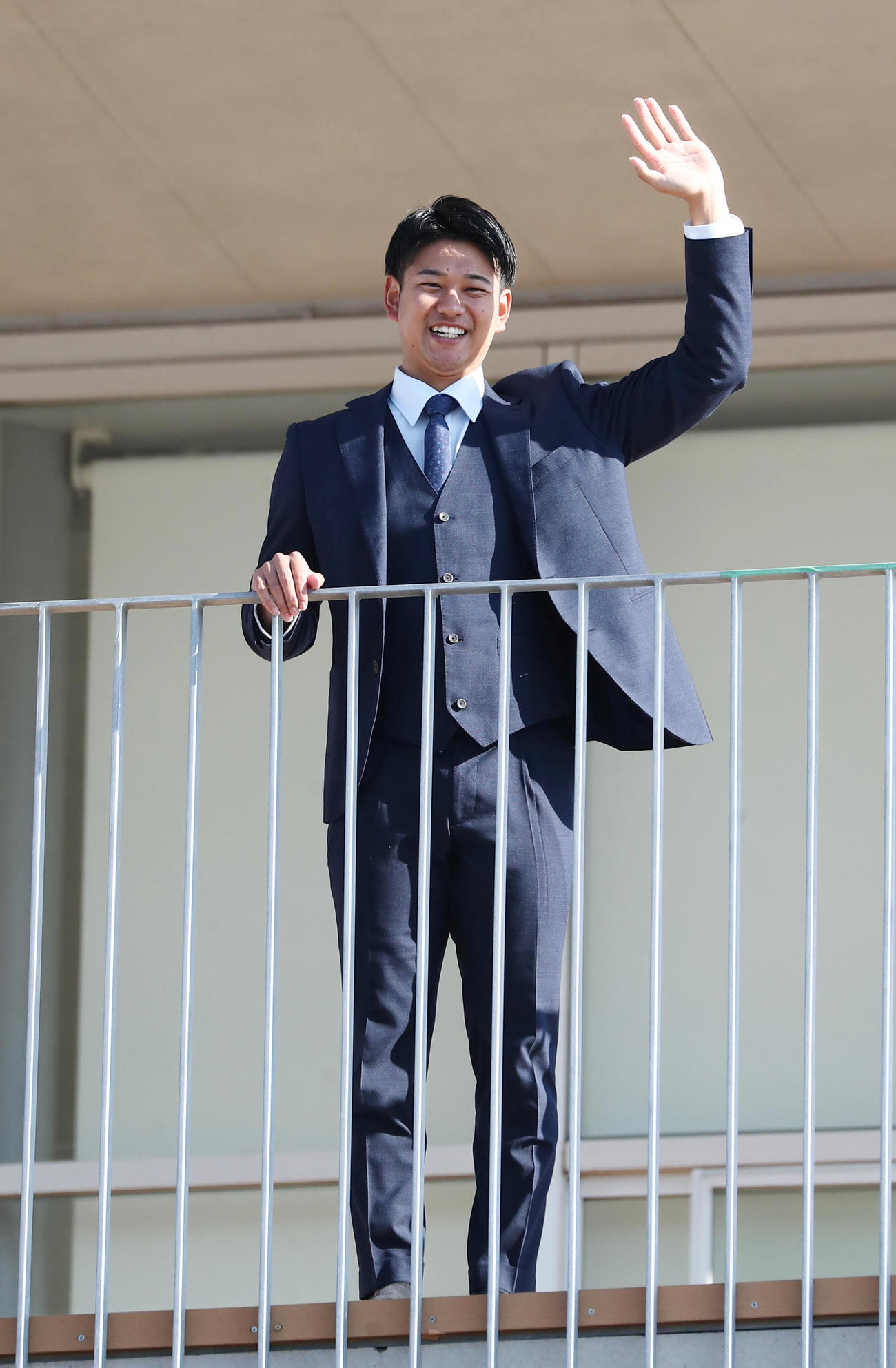 DeNAドラフト2位の吉野は、青星寮に入寮し、ベランダから手を振る