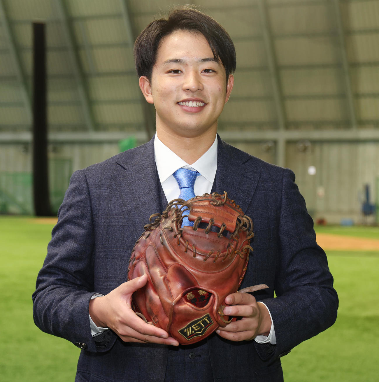 DeNA育成ドラフト1位の上甲は、高校時代から愛用のミットを持参し入寮（撮影・野上伸悟）