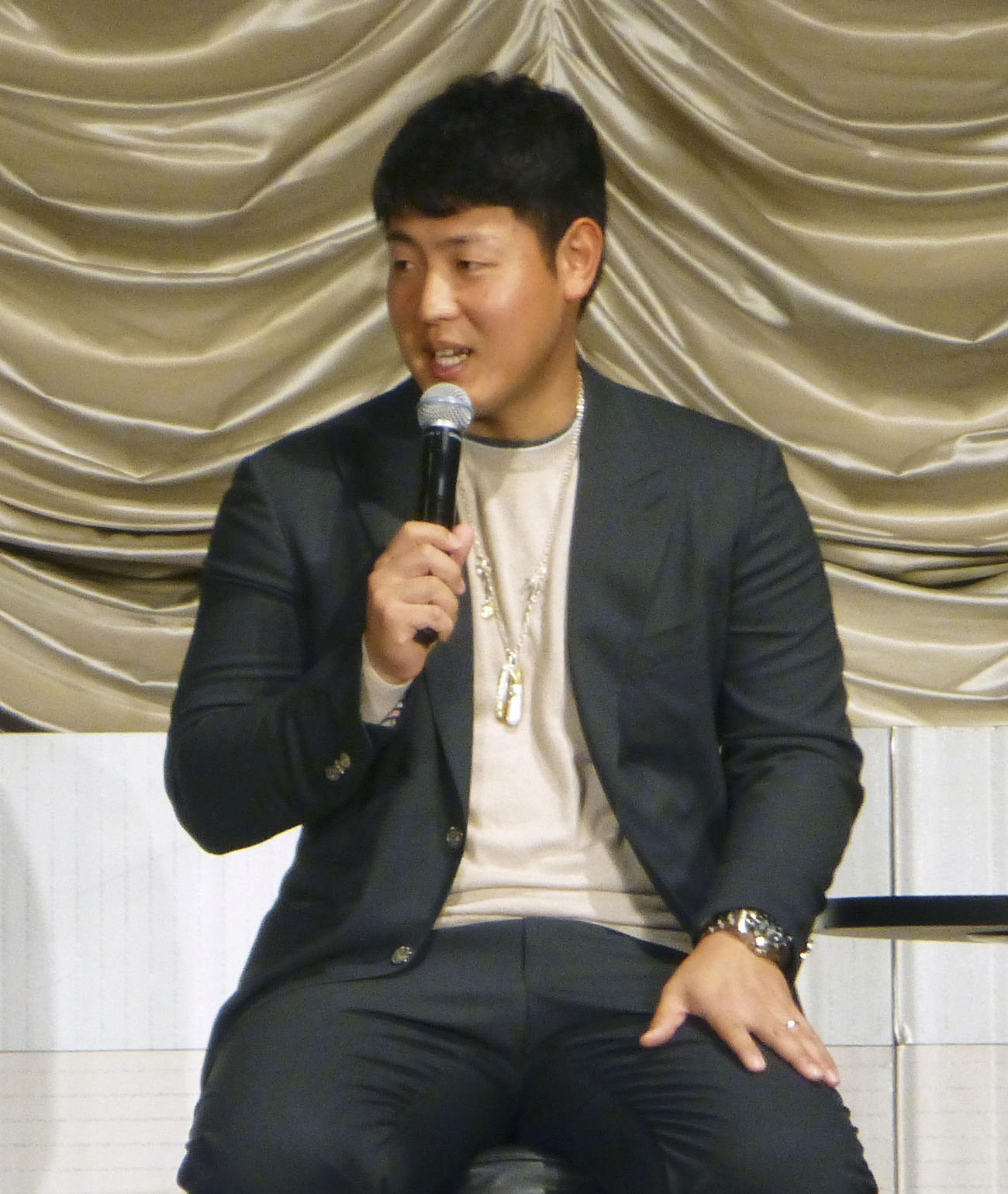 東京都内のホテルでトークショーを行った巨人・岡本和