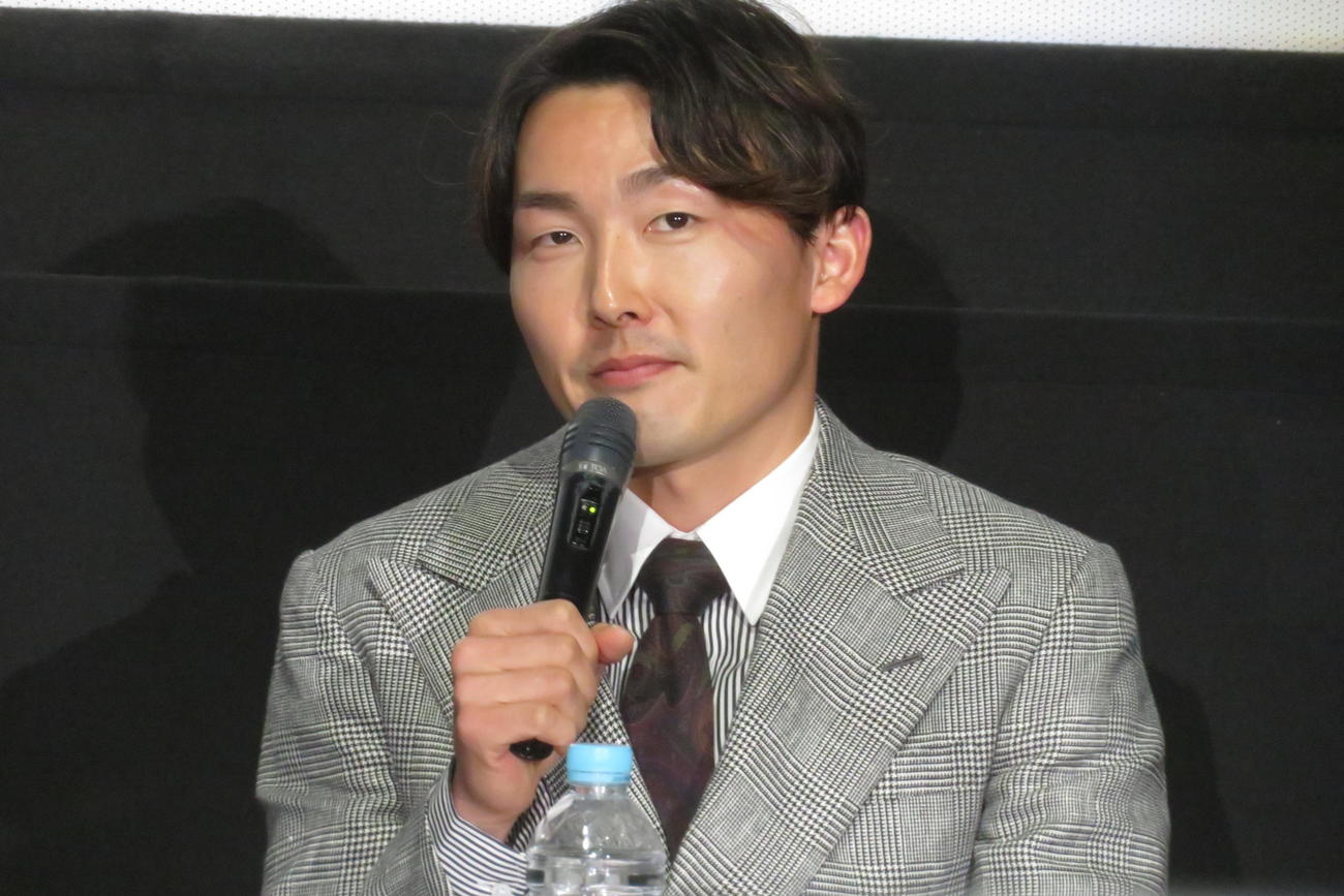 トークショーに参加する西武源田（撮影・金子真仁）