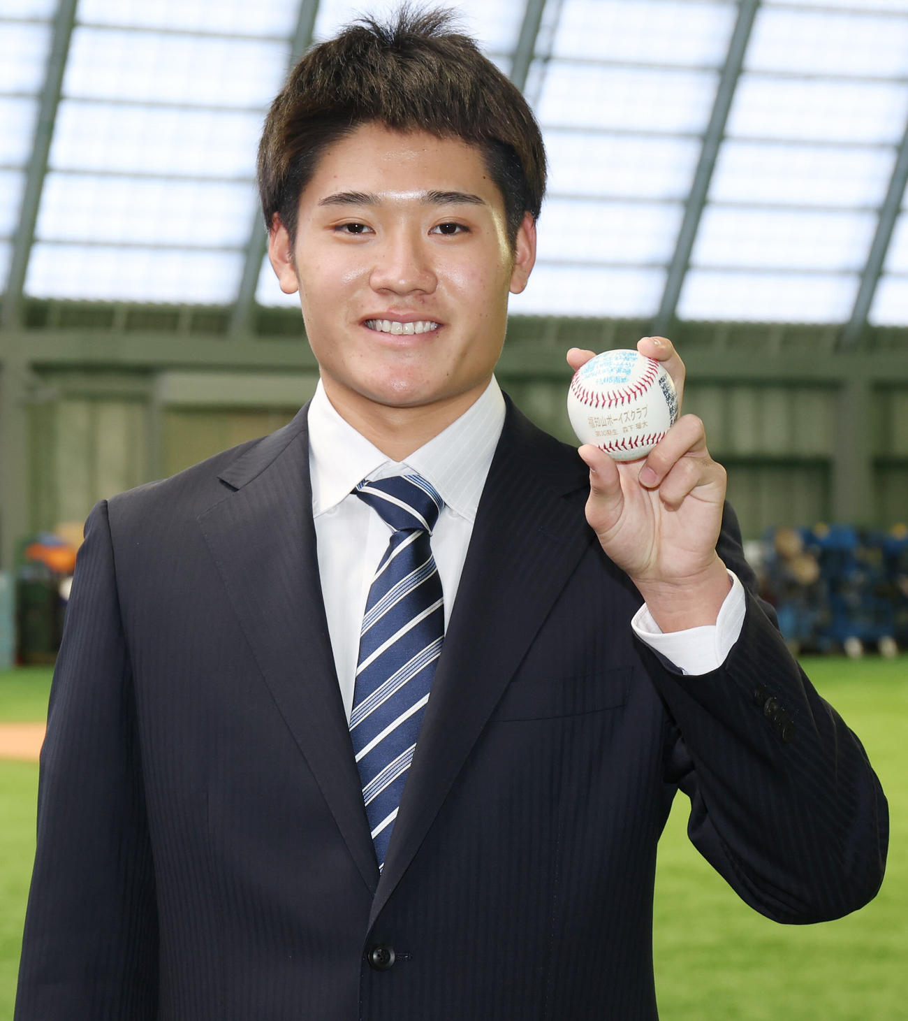 DeNAドラフト4位の森下は、京都国際進学時に中学時代の福知山ボーイズの仲間から贈られたメッセージ入りボールを持参し入寮（撮影・野上伸悟）
