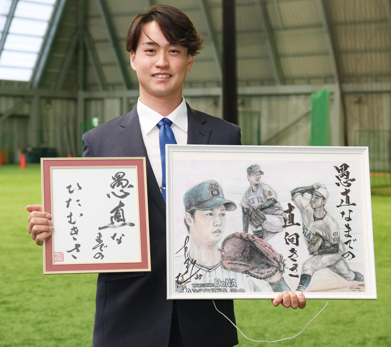 DeNAドラフト5位の橋本は、中学時代の恩師から贈られた絵と色紙を持参し入寮（撮影・野上伸悟）