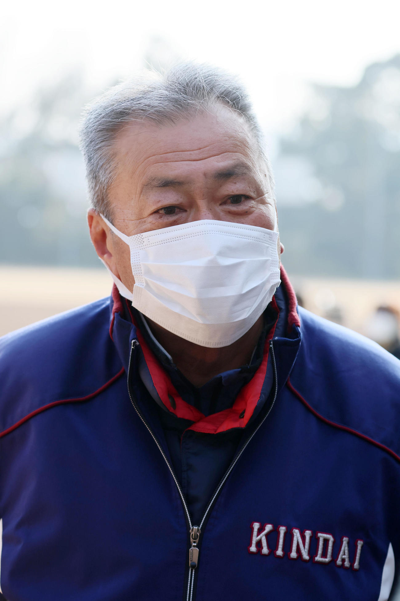 佐藤輝について記者の質問に答える近大の田中監督（撮影・加藤哉）