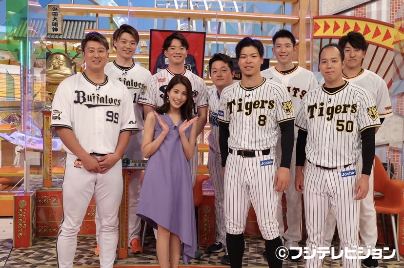 「ジャンクSPORTS　プロ野球今と昔じゃこんなに違ったぞSP」に出演した8選手が永島アナウンサーと記念撮影（フジテレビ提供）