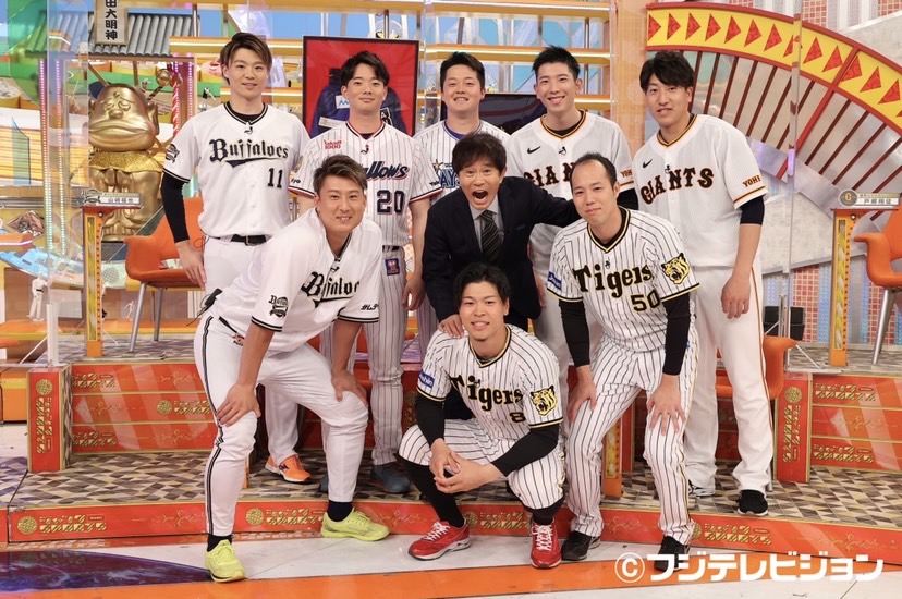 「ジャンクSPORTS　プロ野球今と昔じゃこんなに違ったぞSP」に出演した8選手がダウンタウン浜田と記念撮影（フジテレビ提供）