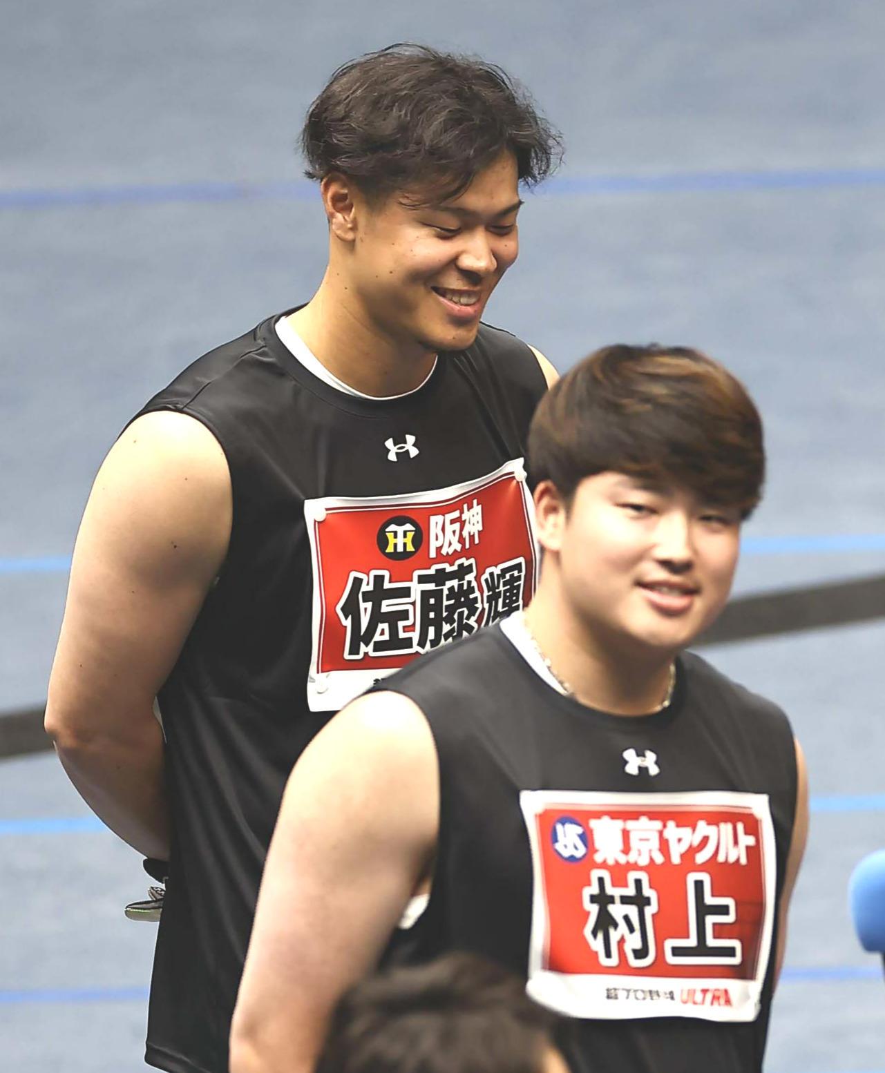 バッティングダービーで対決した阪神・佐藤輝明（奥）とヤクルト村上宗隆（2022年12月5日撮影）