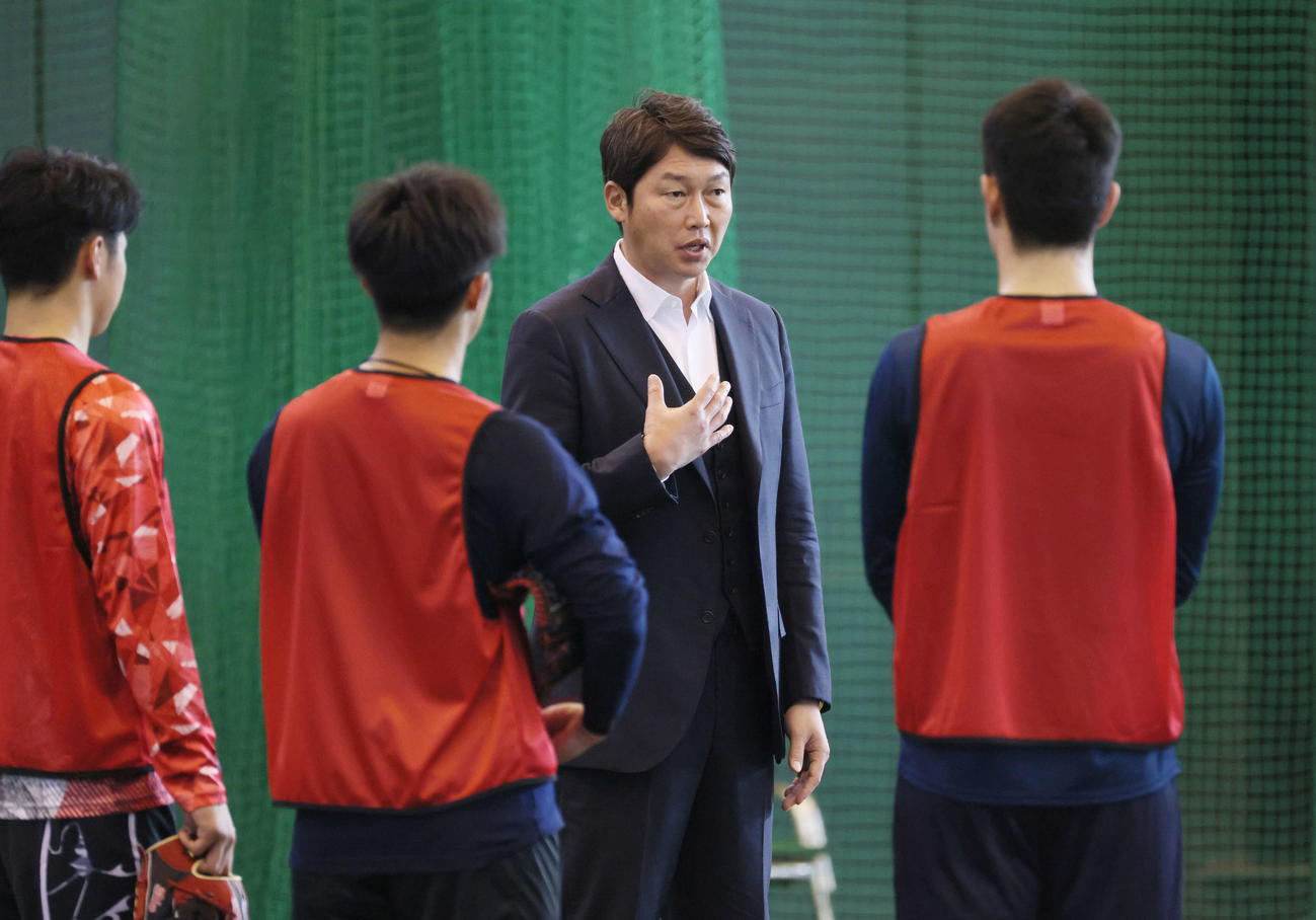 広島新人合同自主トレ　新人に訓示する新井監督（中央）（撮影・加藤孝規）