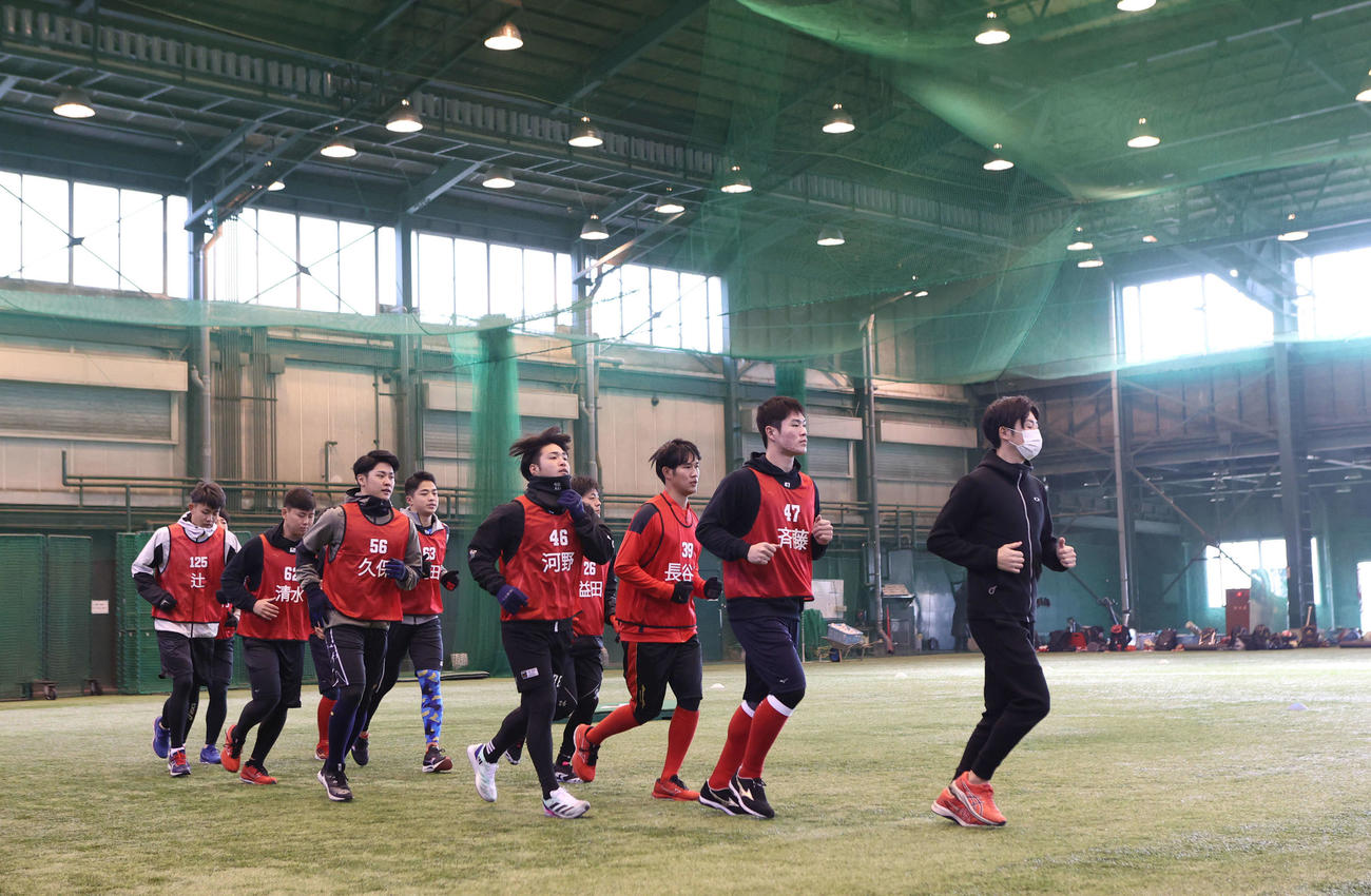 広島新人合同自主トレがスタート　練習場内を走る新人選手（撮影・加藤孝規）