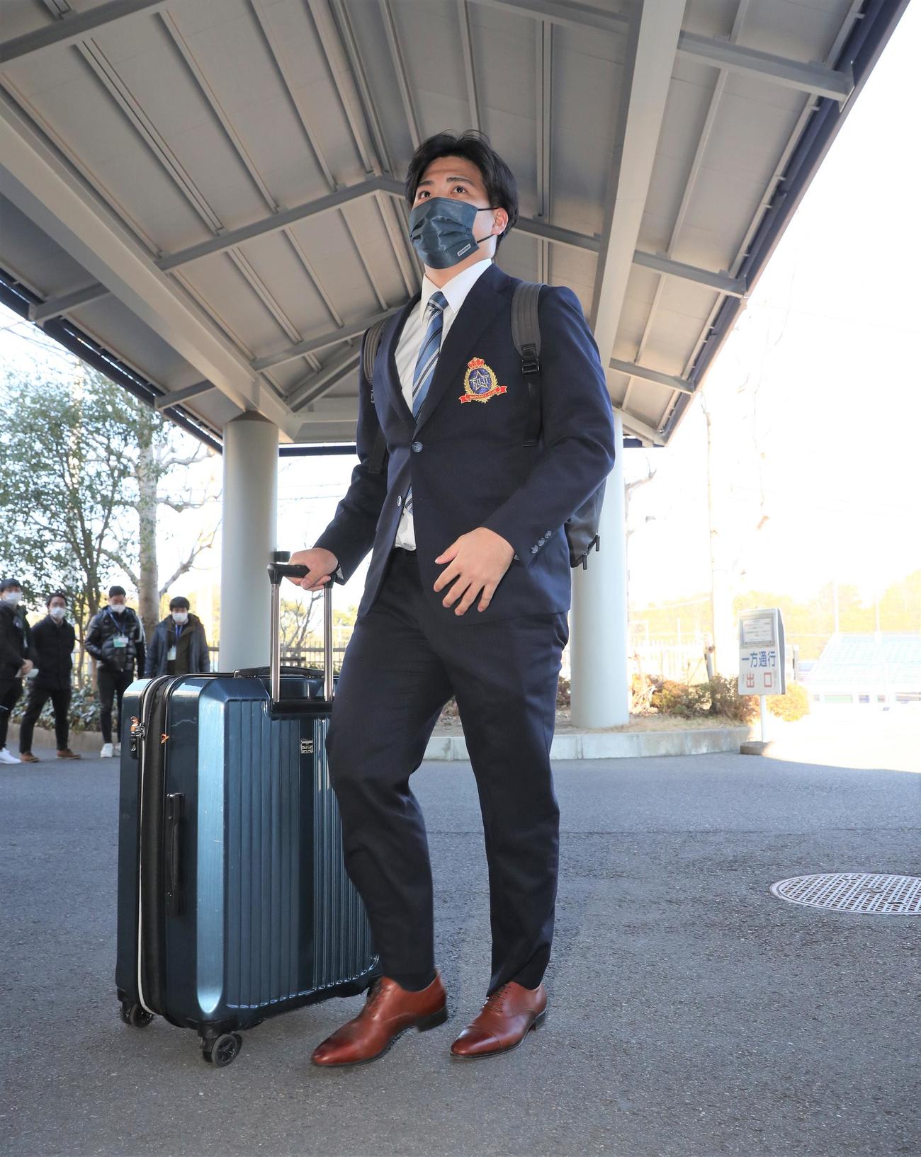 入寮する日本ハム金村（撮影・黒川智章）