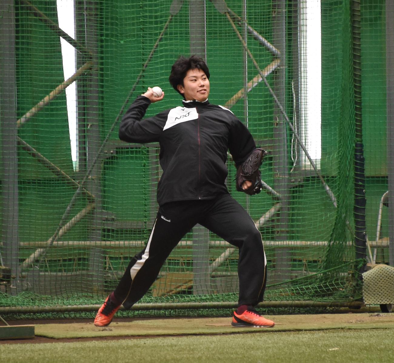 7日、入念にキャッチボールを行う楽天ドラフト3位の渡辺（撮影・鈴木正章）