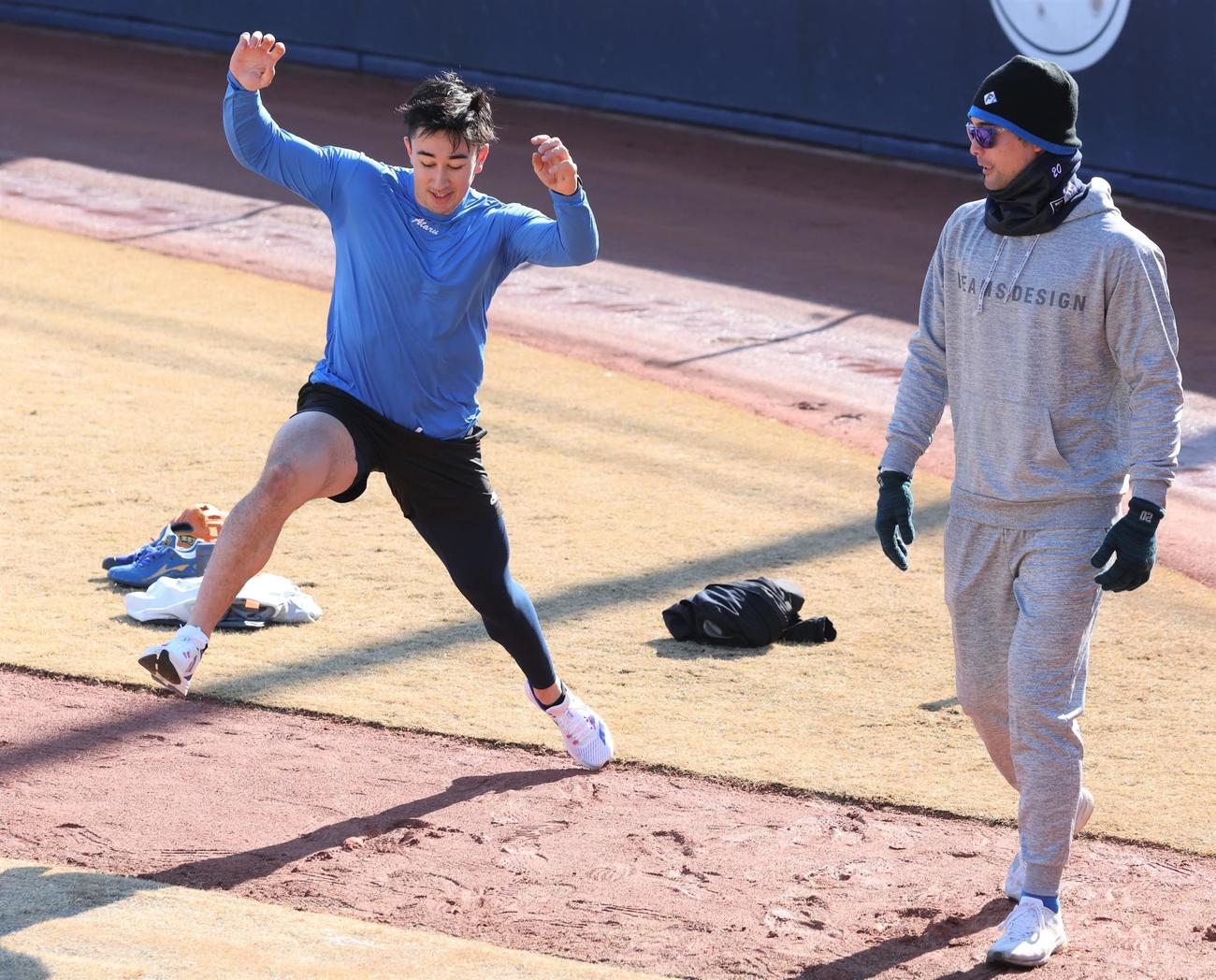ジャンプする日本ハム山口。右は上原（撮影・黒川智章）