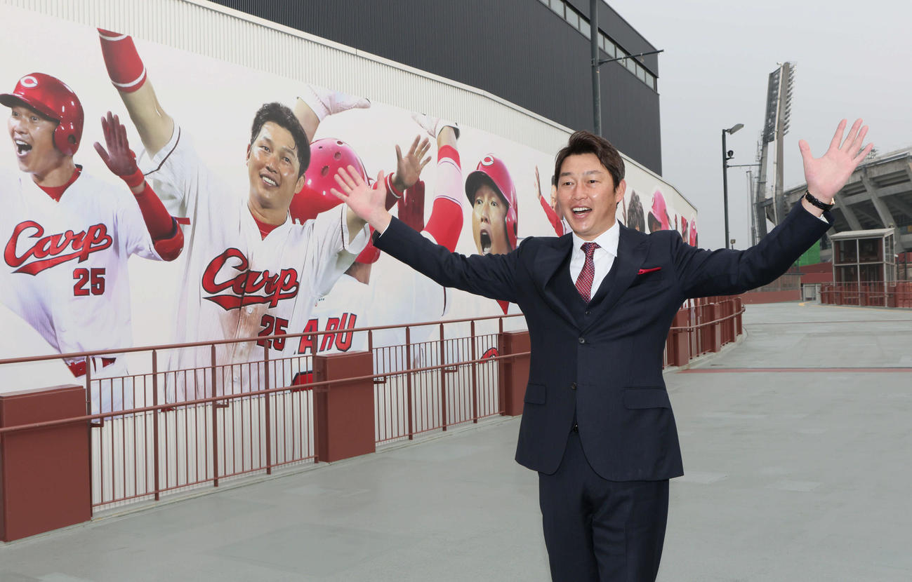 マツダスタジアムにつながるプロムナードの壁面が新井さんの写真だらけにリニューアルされ、視察する広島新井監督（撮影・加藤孝規）