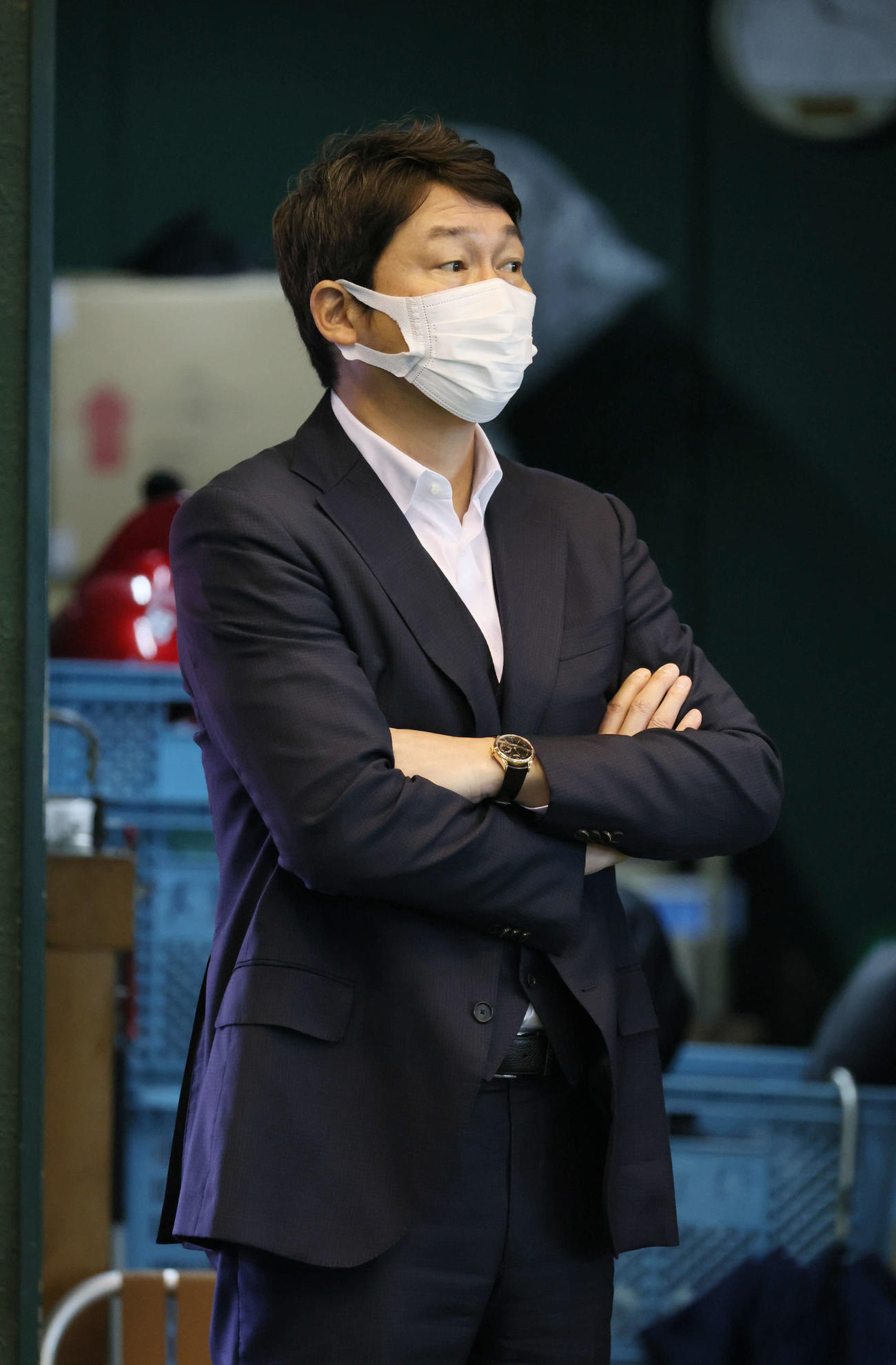 新人合同自主トレを視察する広島新井監督（撮影・加藤孝規）