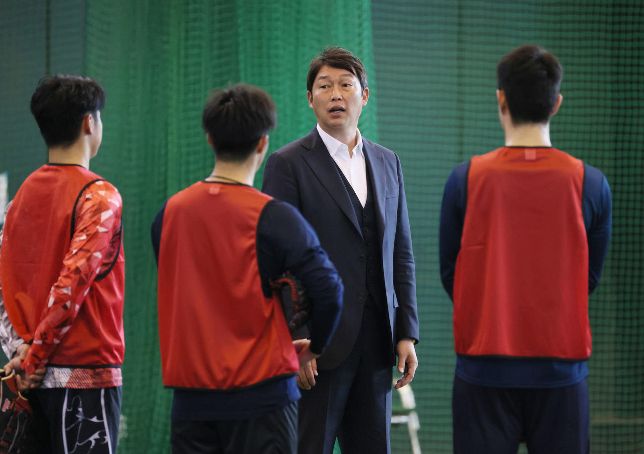 広島新人合同自主トレ　新人に訓示する新井監督（中央）（撮影・加藤孝規）