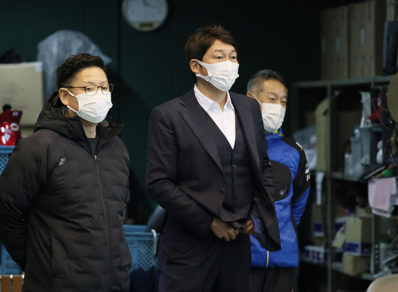 新人合同自主トレを視察する広島新井監督（中央）（撮影・加藤孝規）
