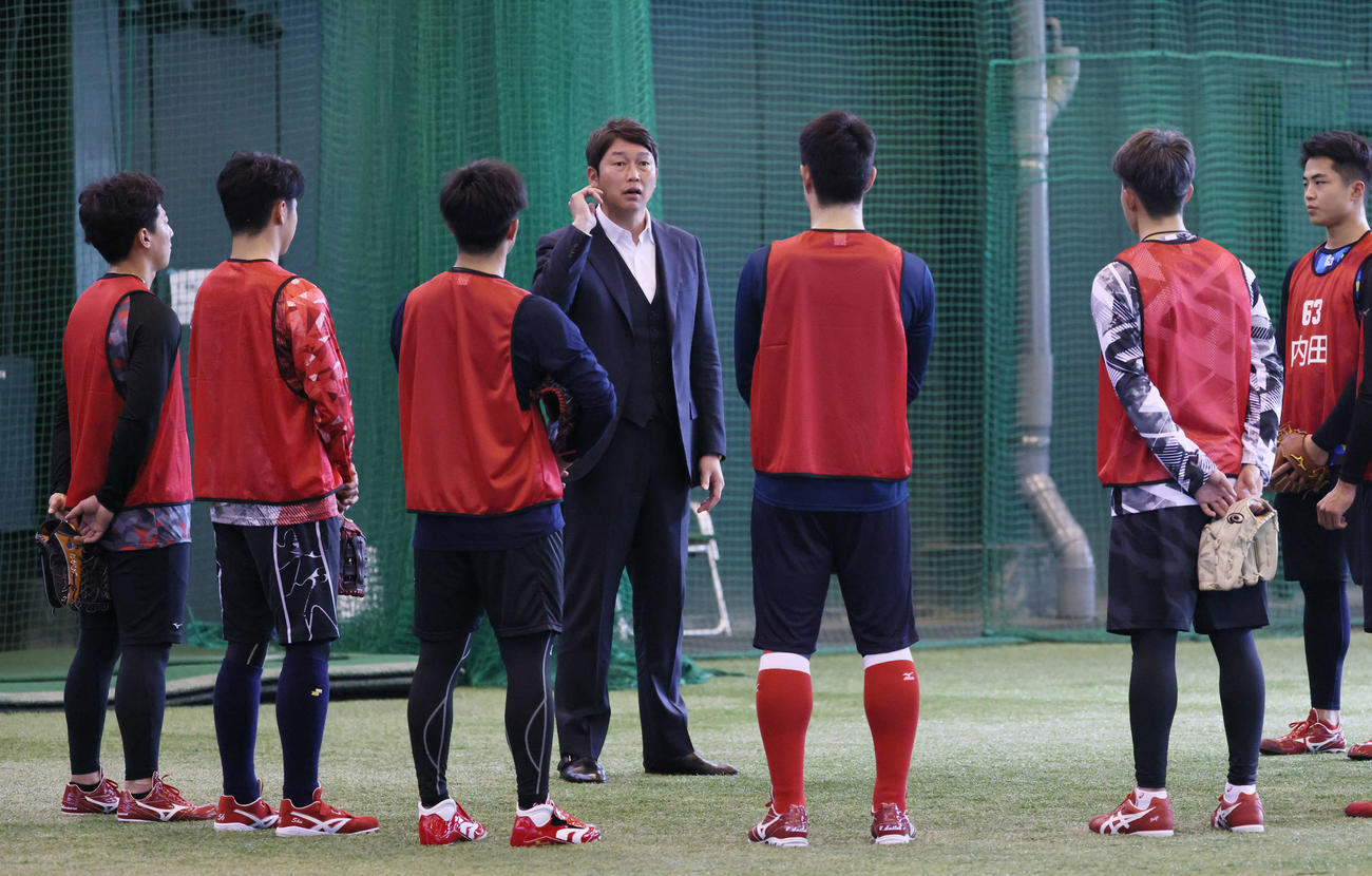 広島新人合同自主トレ　新人に訓示する新井監督（左から4人目）（撮影・加藤孝規）