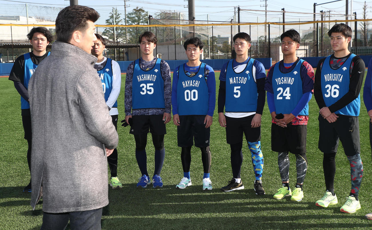 練習を前にDeNA三浦監督（左）の訓示を聞く新人選手たち。右から森下、吉野、松尾、林、橋本、鈴木、渡辺