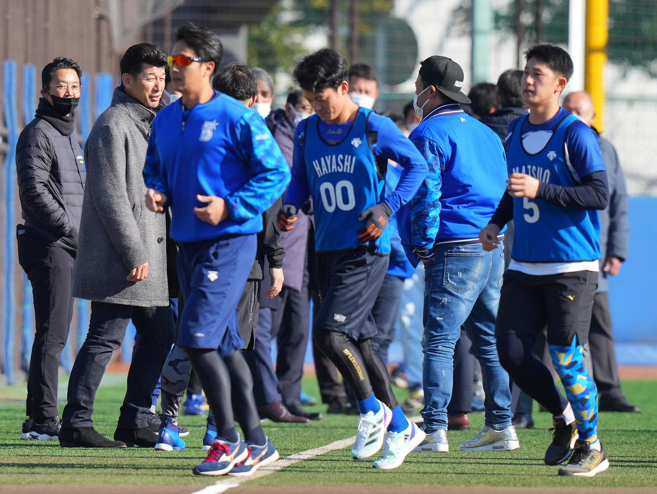 合同自主トレ初日、練習するDeNA松尾（右）ら新人選手たちを見つめる三浦監督（左から2人目）（撮影・垰建太）