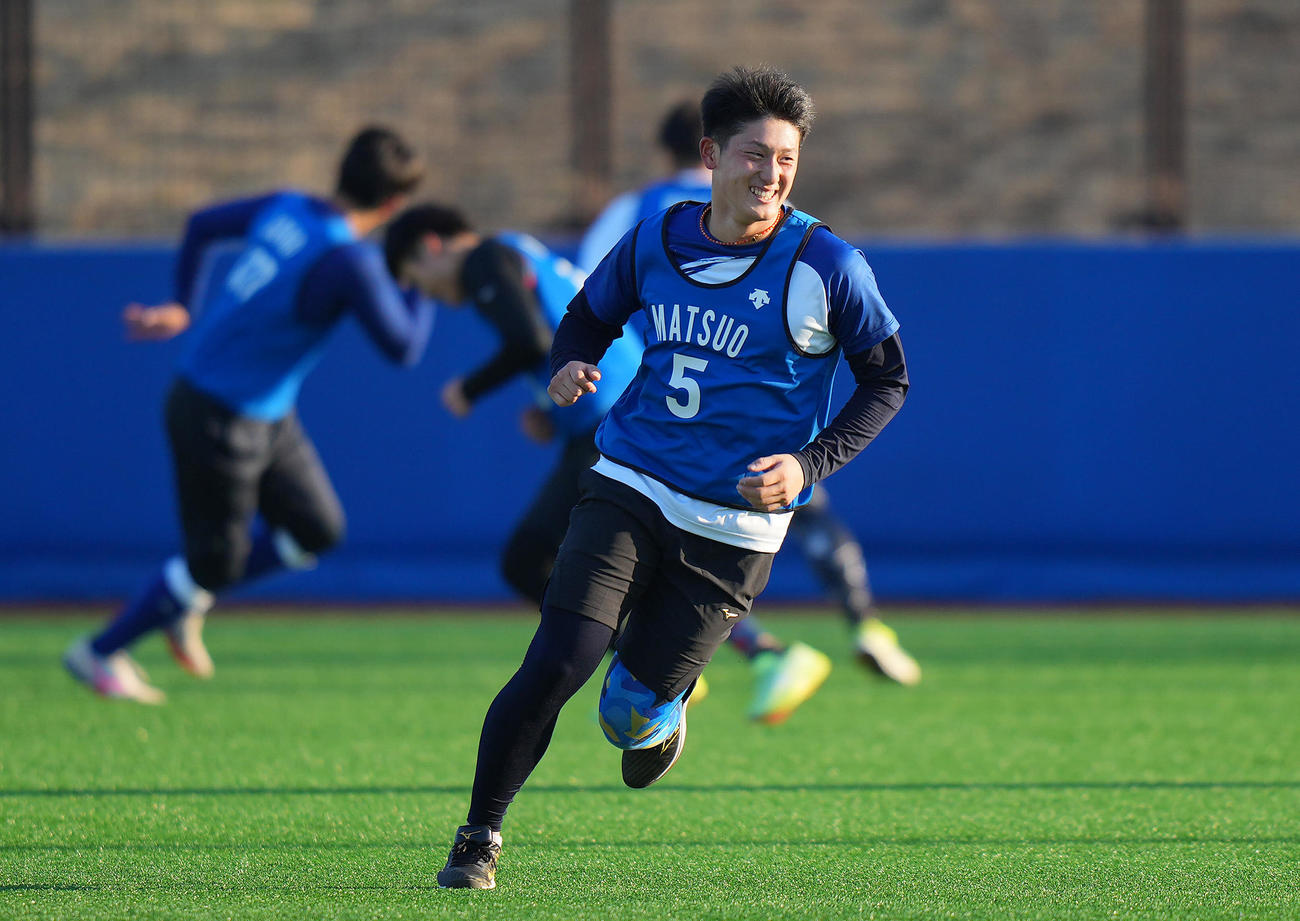 ランニングのトレーニングで笑顔を見せるDeNA松尾（中央）（撮影・垰建太）