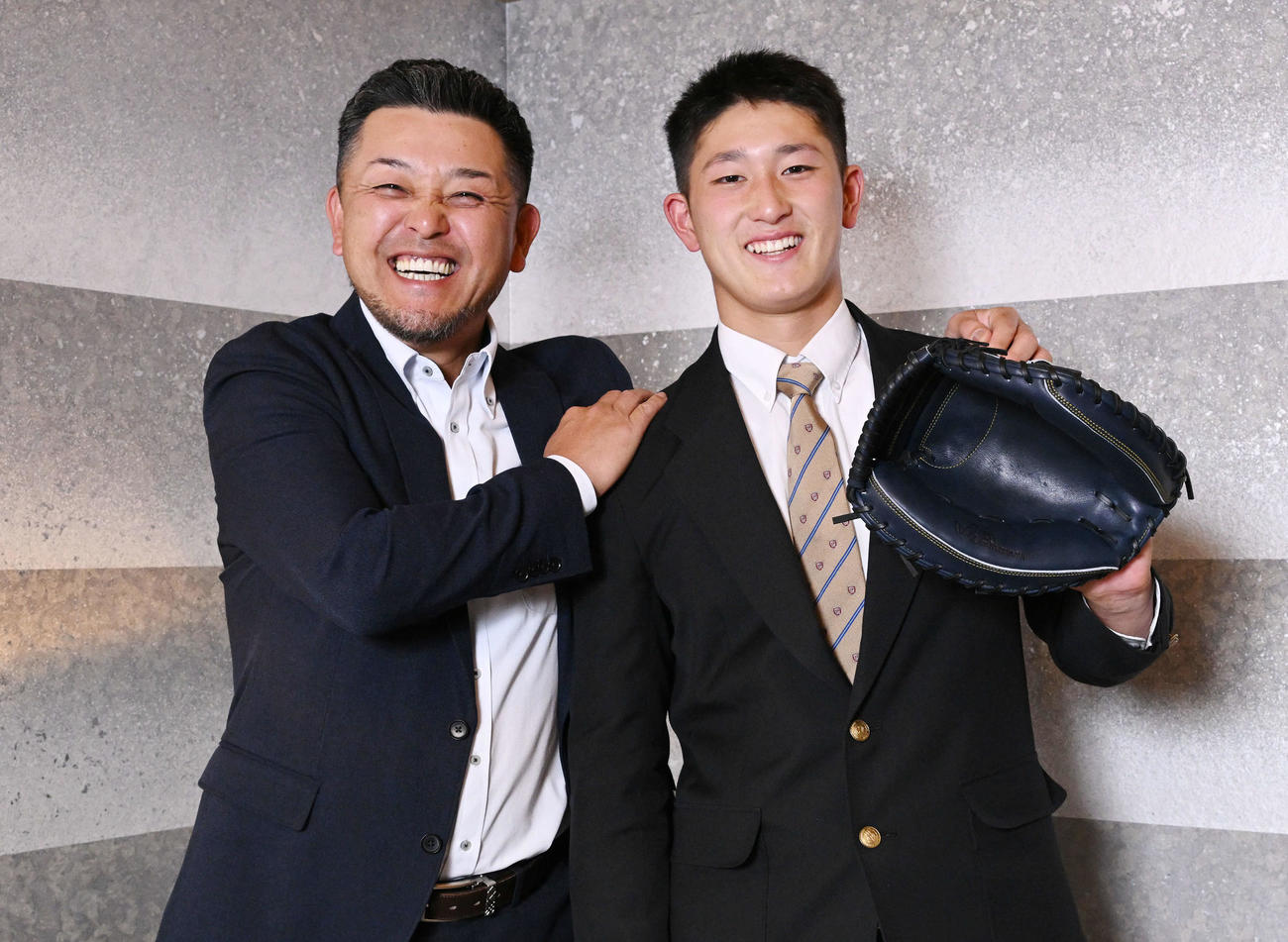 谷繁氏（左）からプレゼントされたミットを手に笑顔のDeNAドラフト1位松尾汐恩（2022年撮影）