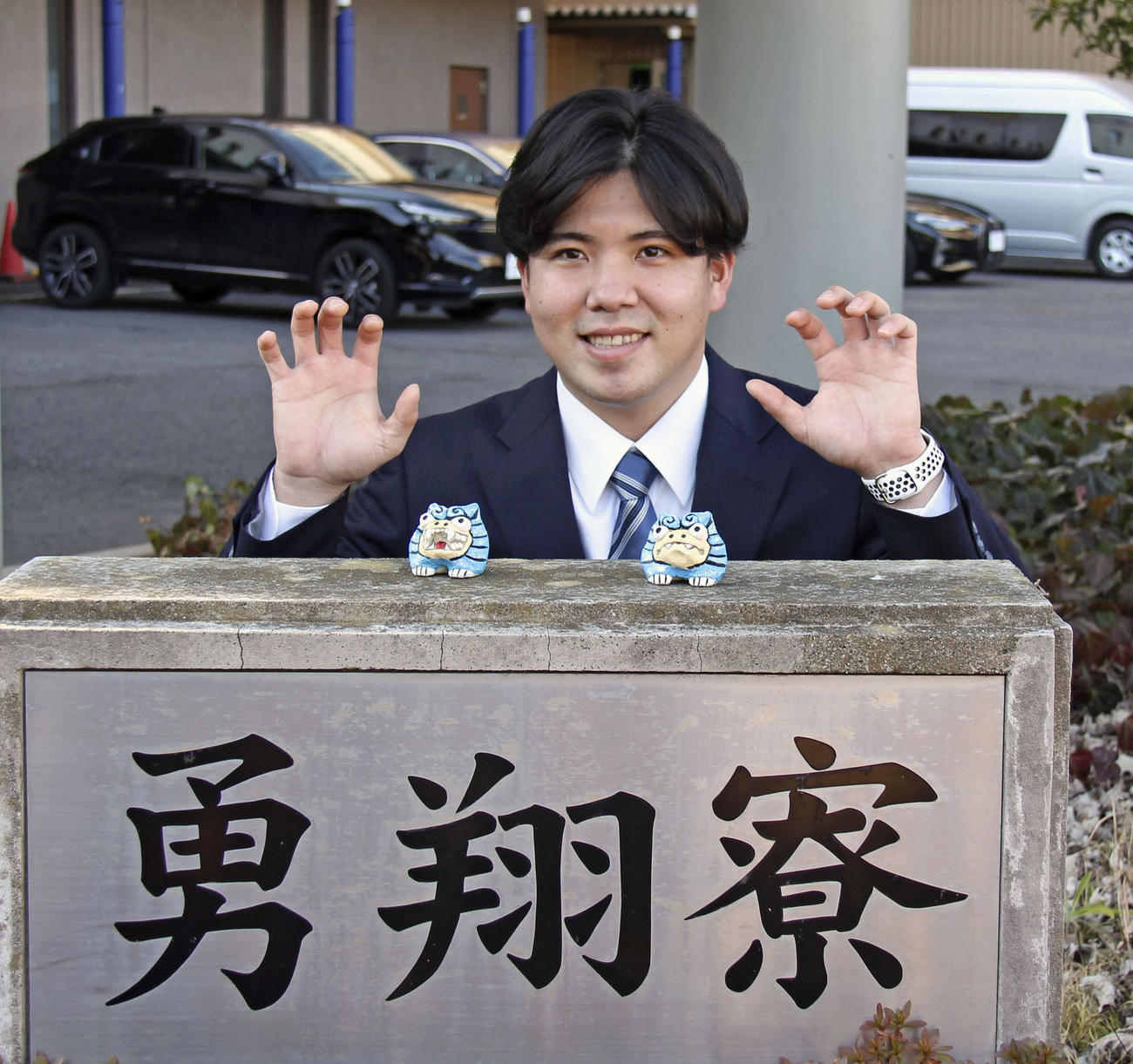 シーサーの置物を持参し入寮した日本ハムのドラフト2位ルーキー金村（共同）