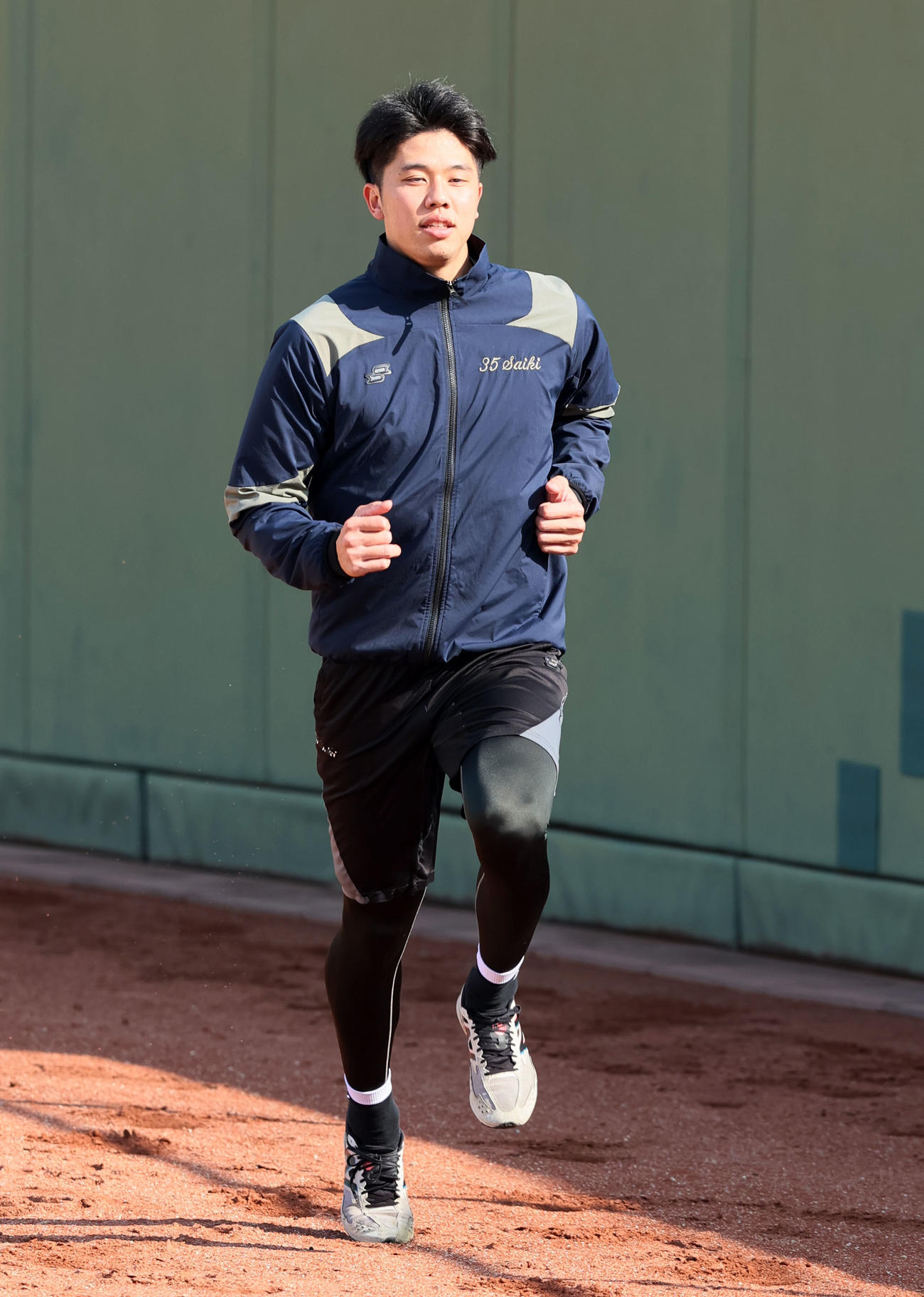外野をランニングする才木（撮影・加藤哉）