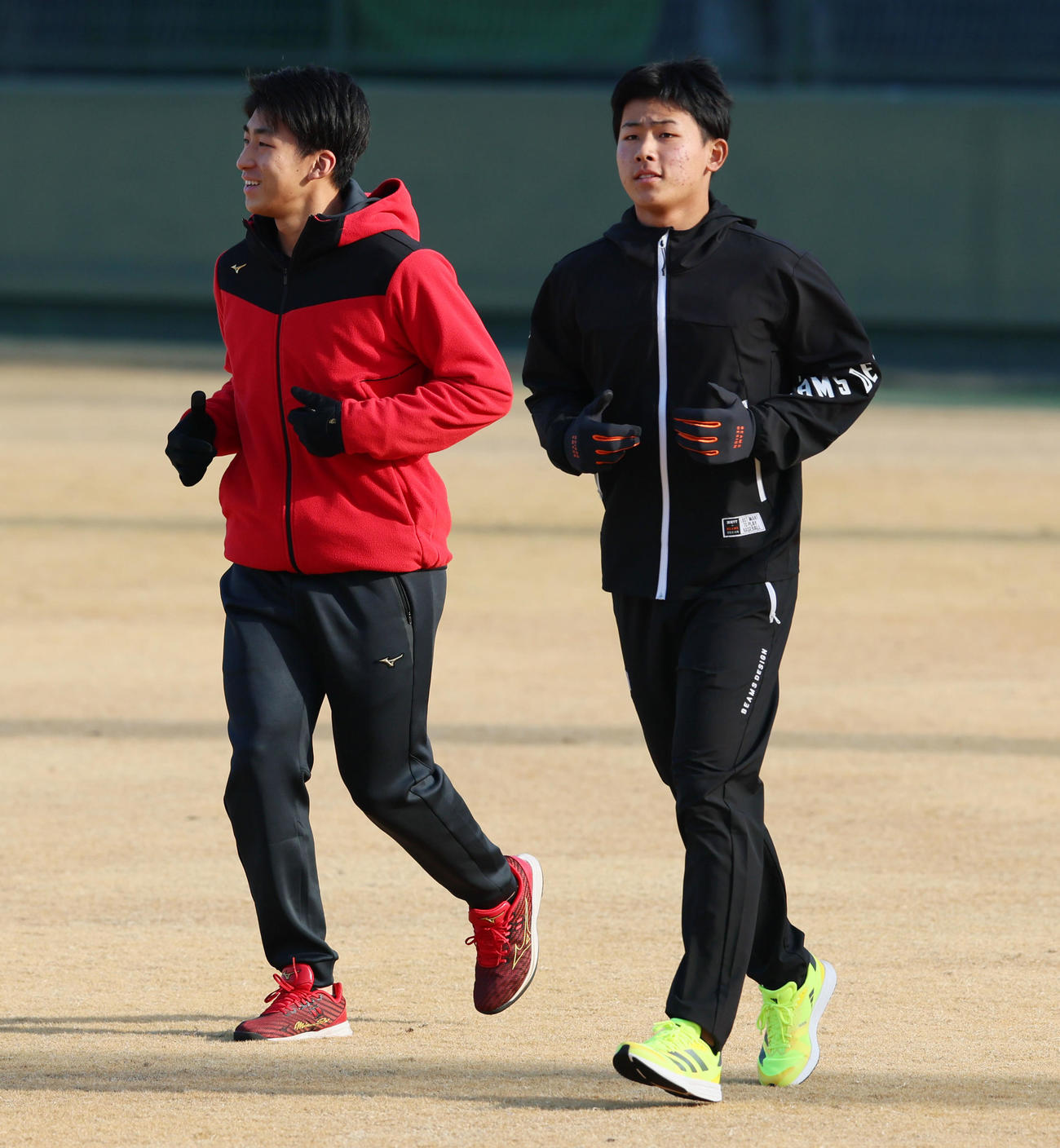 茨木（左）とランニングする戸井（撮影・加藤哉）