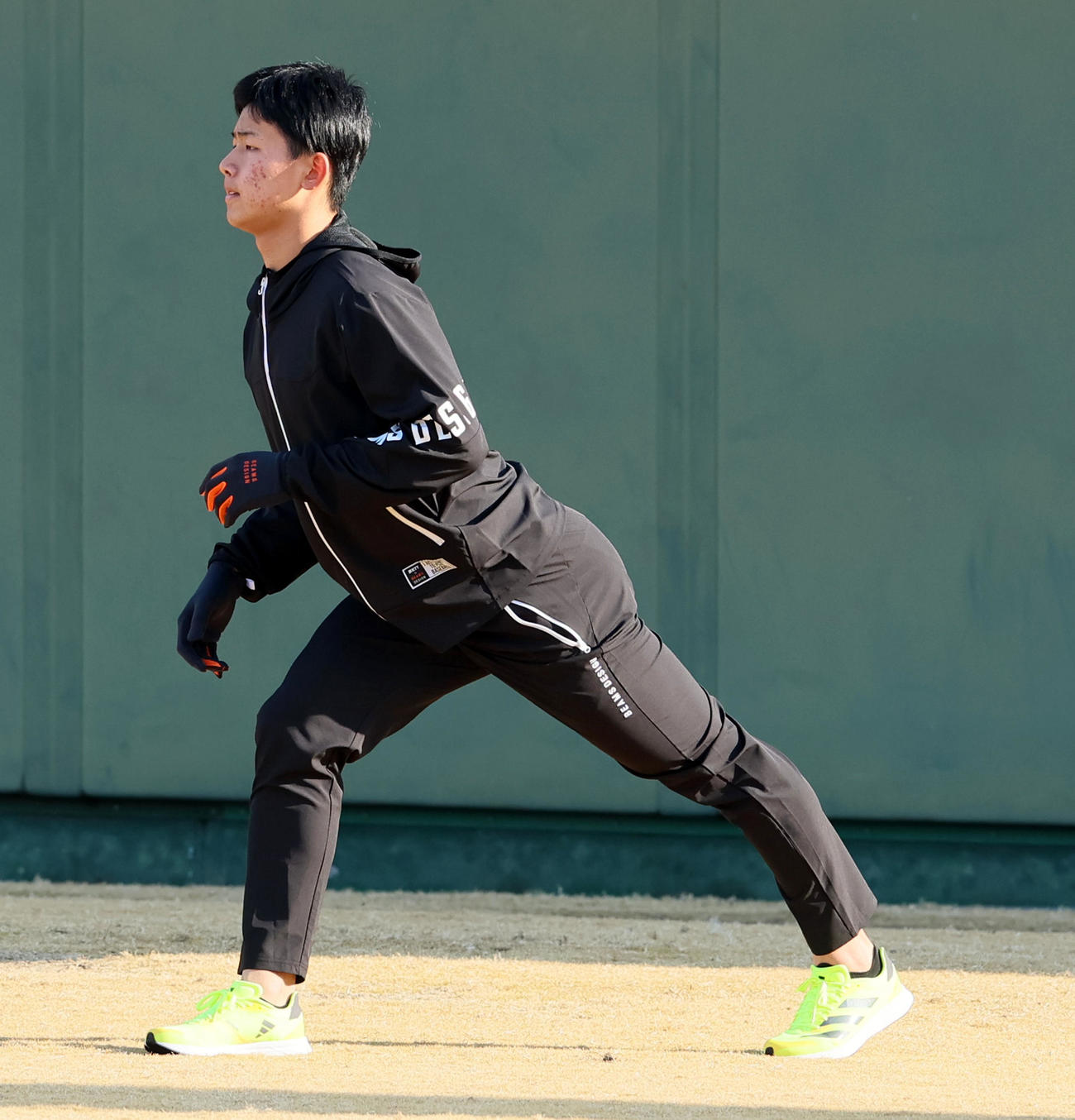 ストレッチ運動を行う戸井（撮影・加藤哉）