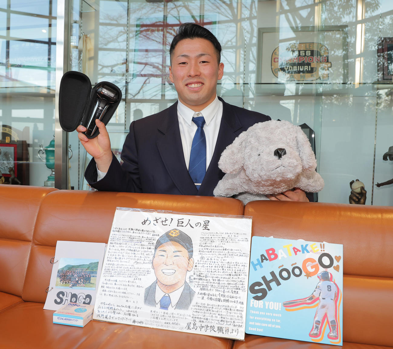 寄せ書き、ひげ剃りなどを持参して入寮したドラフト1位の浅野（球団提供）