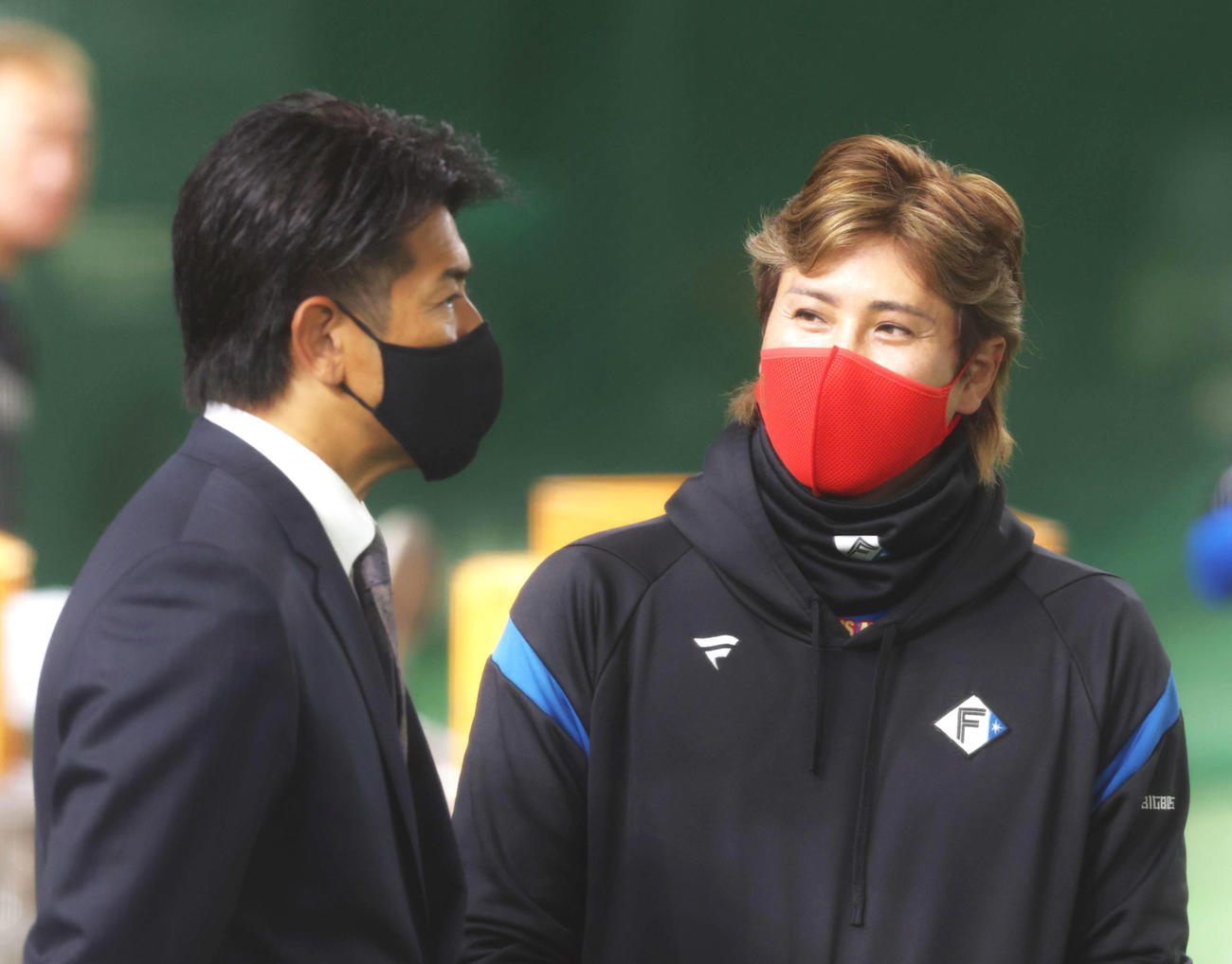 稲葉GM（左）と言葉を交わす日本ハム新庄監督（2022年撮影）