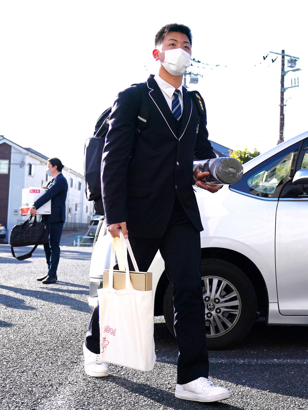 入寮するロッテドラフト3位田中晴（撮影・横山健太）