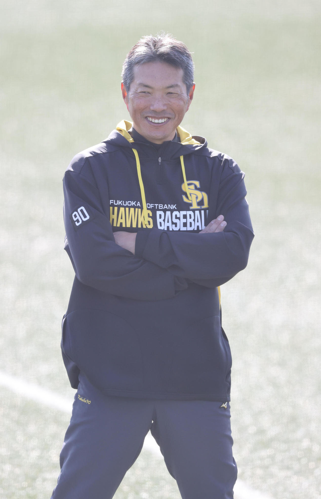 新人の自主トレを笑顔で見つめる小久保2軍監督（撮影・梅根麻紀）