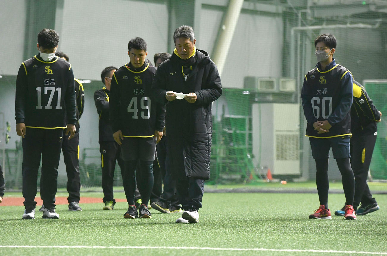 新人合同自主トレ開始前、新人選手たちの前へあいさつに向かう小久保2軍監督（中央）（撮影・岩下翔太）