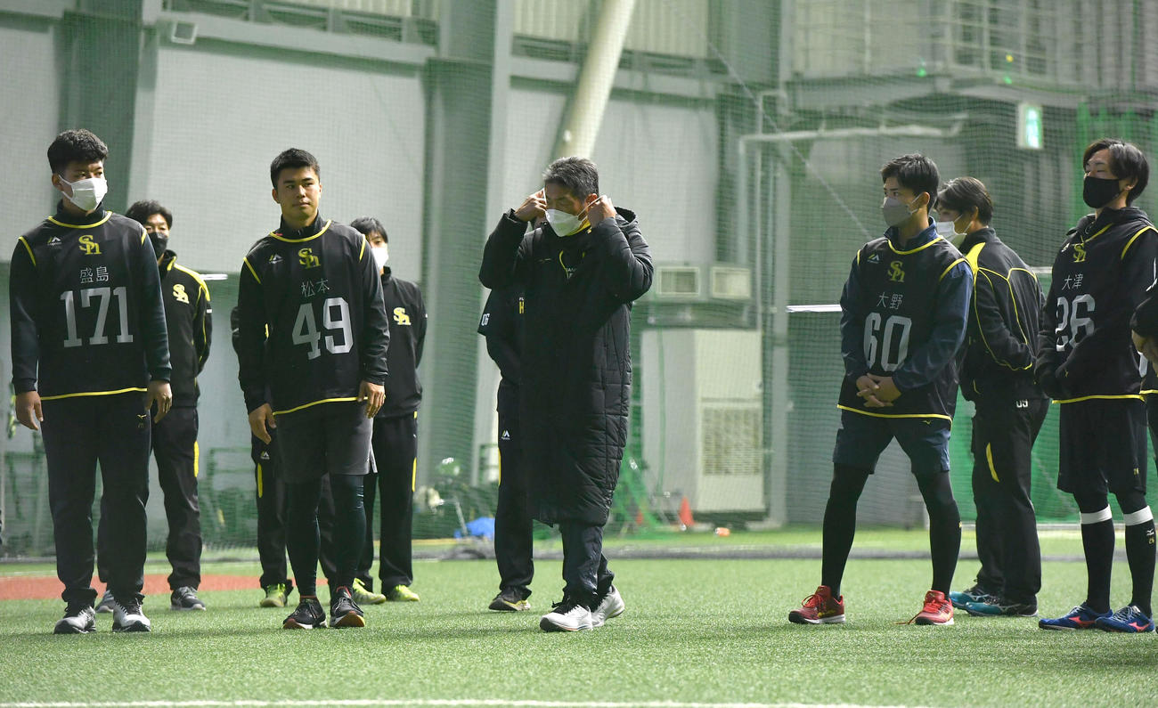 新人合同自主トレ開始前、新人選手たちの前へあいさつに向かう小久保2軍監督（中央）（撮影・岩下翔太）