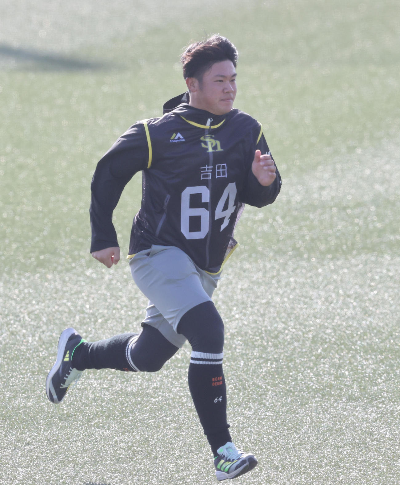 ダッシュで汗を流すソフトバンク吉田賢吾（撮影・梅根麻紀）