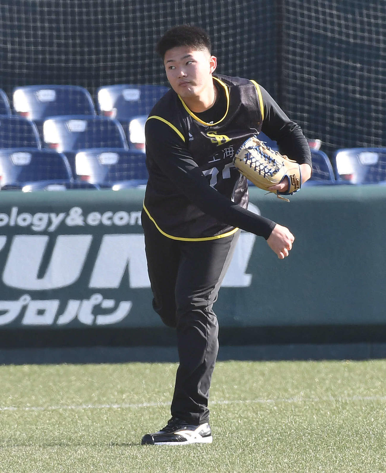 キャッチボールを行うソフトバンク生海（撮影・岩下翔太）